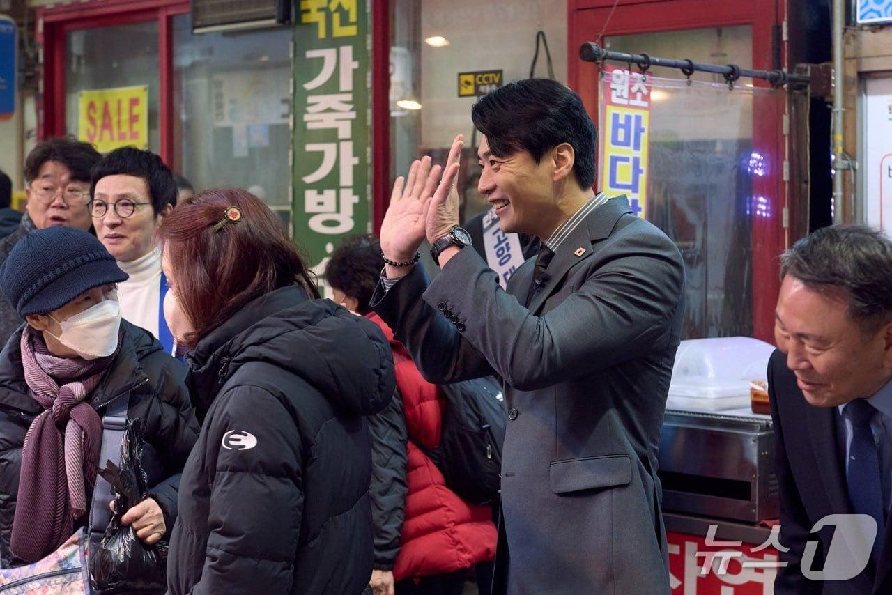 본문 이미지 - 13일 한준호 의원이 설 명절을 앞두고 5일장이 열린 고양시 일산전통시장을 찾아 시민들에게 인사를 하고 있다. (한준호 SNS, 재판매 및 DB금지)