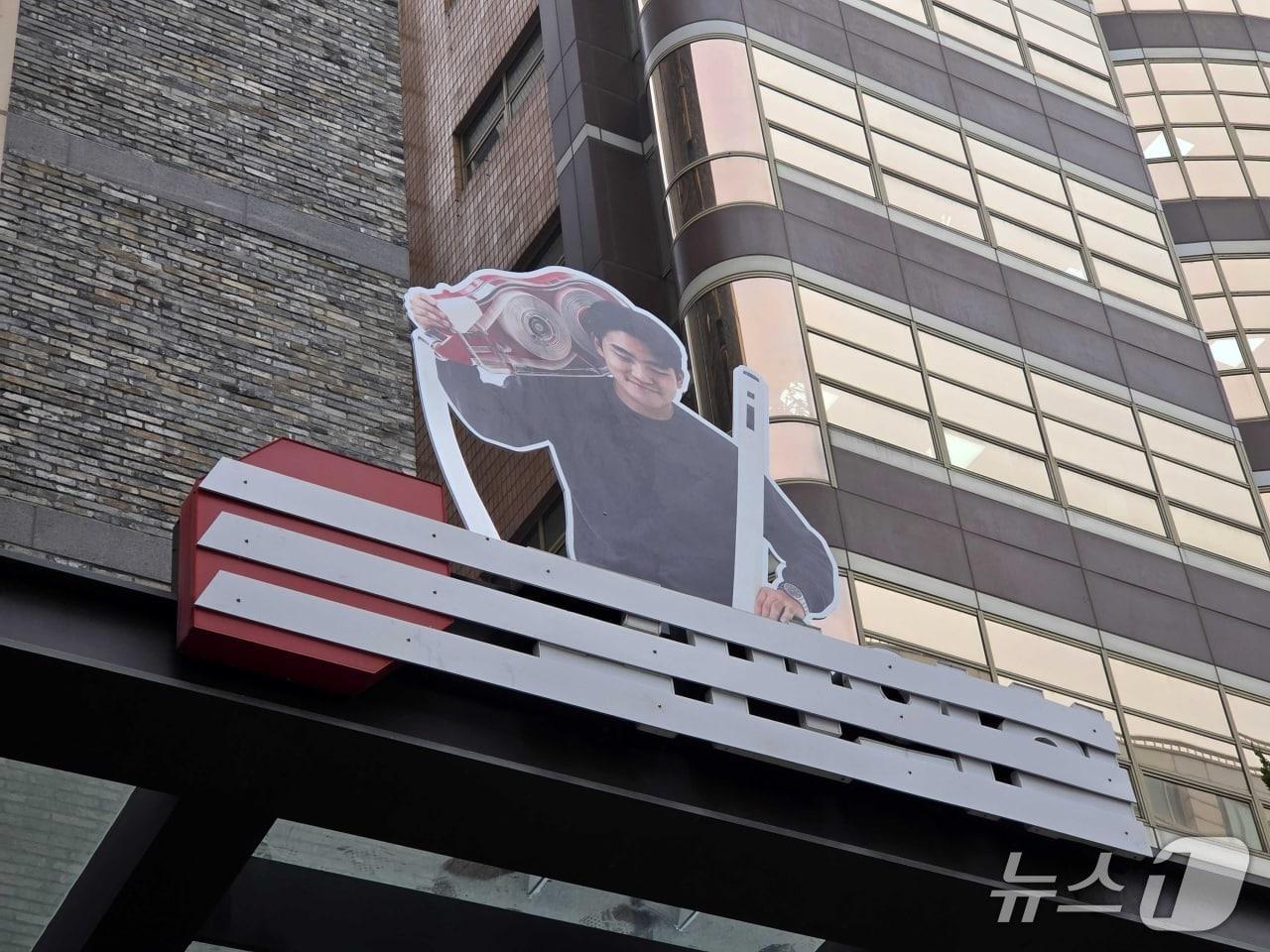 본문 이미지 - 서울 여의도 국민의힘 당사에 당명 개정을 홍보하는 옥외광고물이 설치됐다. (국민의힘 제공)