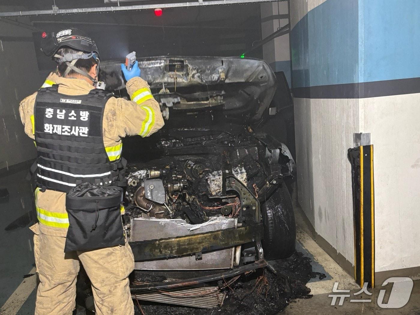 본문 이미지 - 천안 불당동 주상복합 건물 주차장에서 발생한 차량 화재.(천안서북소방서 제공. 재판매 및 DB금지)