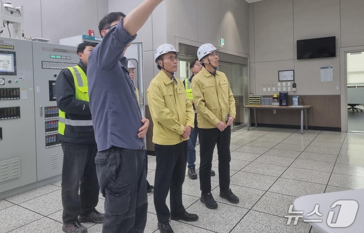 본문 이미지 - 이승환 청장(앞줄 가운데)이 13일 여주에너지서비스㈜에서 관계자로부터 미세먼지 대응 상황을 듣고있다.(한강청 제공)