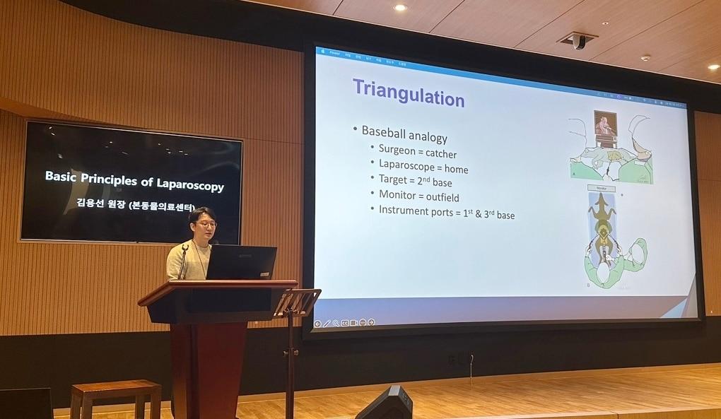본문 이미지 - 김용선 본동물의료센터 원장이 최근 한국수의외과학회가 송도 의료트레이닝센터에서 개최한 '복강경 코스(Basic Principle Course)' 강사진으로 선정돼 교육과 실습 지도를 진행했다(본동물의료센터 제공). ⓒ 뉴스1