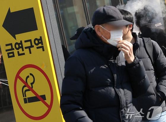 본문 이미지 - 시민들이 금연구역 표시 옆을 지나가고 있다./뉴스1 이동해 기자