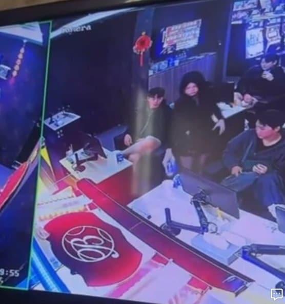 본문 이미지 - 롯데 자이언츠 선수들이 12일 대만 스프링캠프 기간 현지 게임장을 출입한 것으로 확인됐다. (온라인 커뮤니티 캡처)