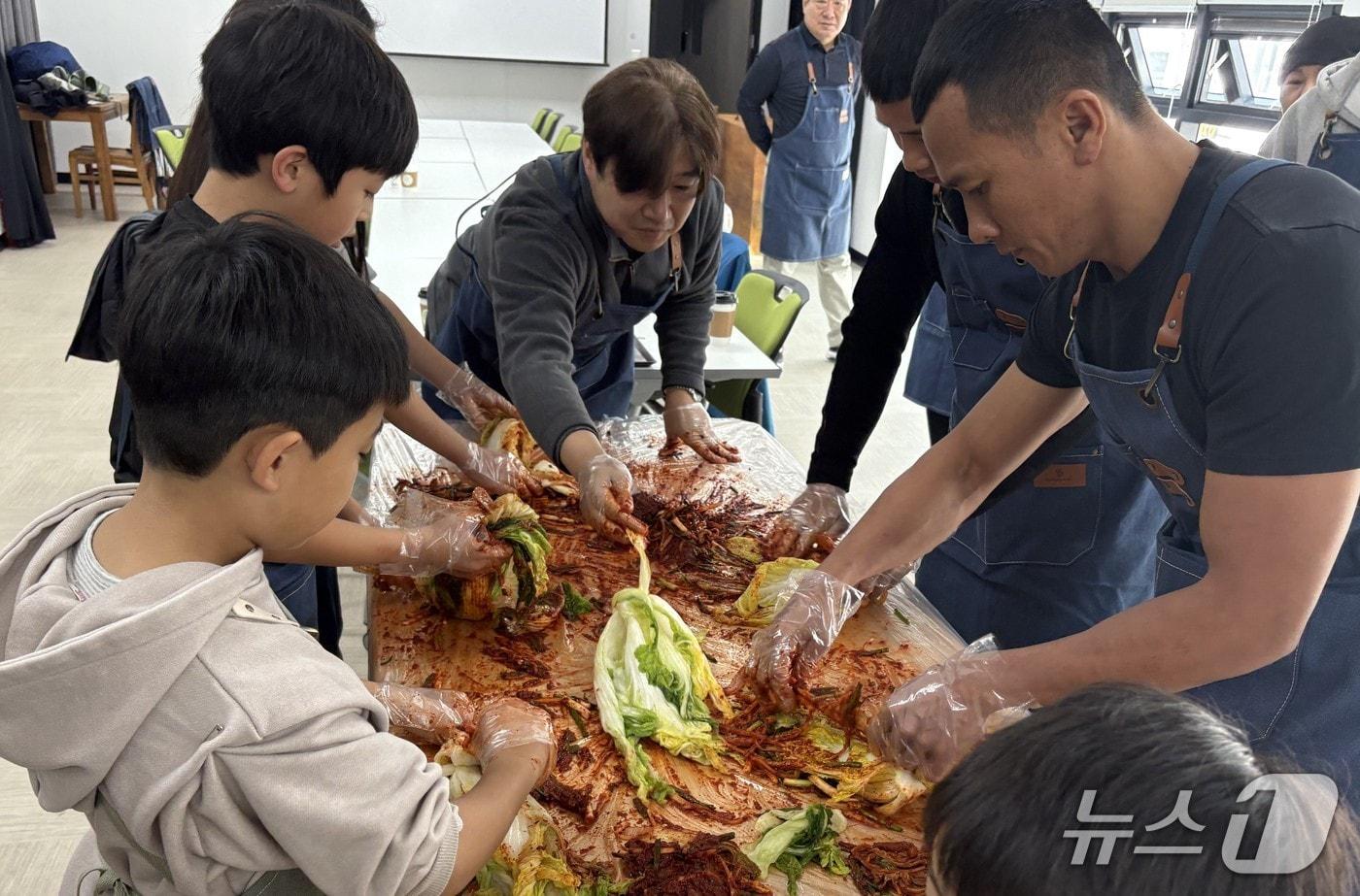 본문 이미지 - 울산 동구 방어진문화센터에서 '함께 밥 짓는 마음' 프로그램이 열려 이주민과 주민이 함께 김장을 담그고 있다.(안녕 방어진 제공. 재판매 및 DB금지)/뉴스1