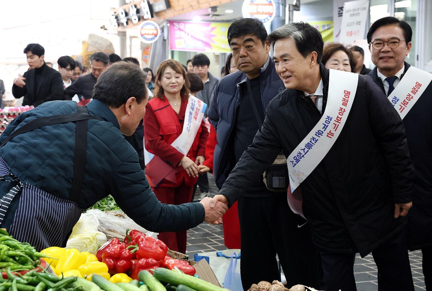 본문 이미지 - 김태흠 지사(오른쪽)가 천안 중앙시장을 찾아 상인들을 격려하고 있다.(충남도 제공. 재판매 및 DB금지)/뉴스1 