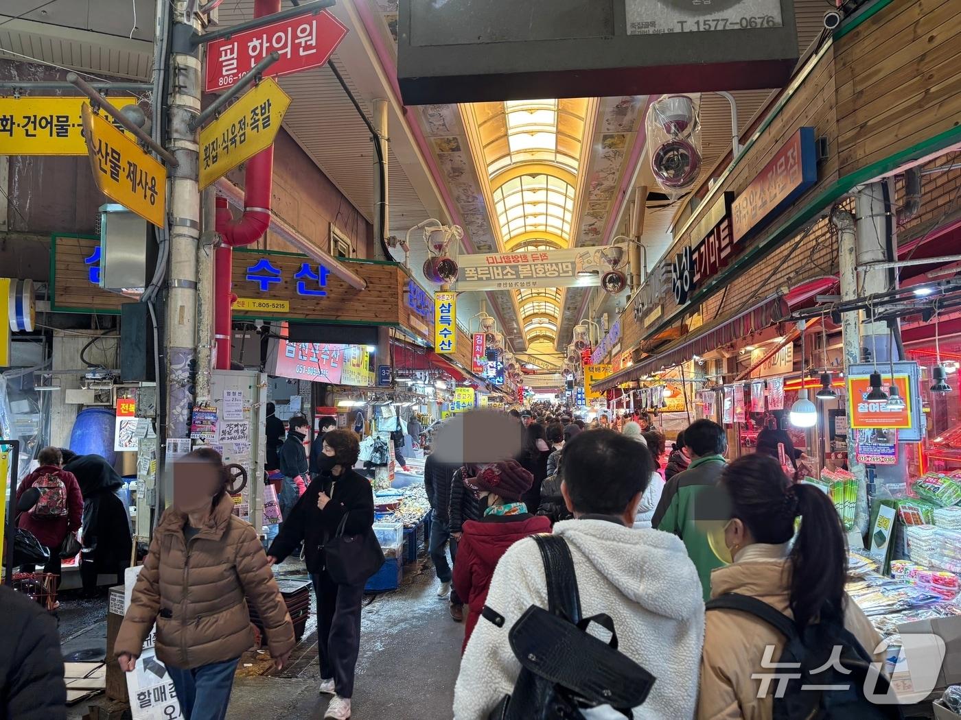 본문 이미지 - 지난 13일 설을 하루 앞둔 부전시장의 모습 ⓒ 뉴스1 홍윤 기자