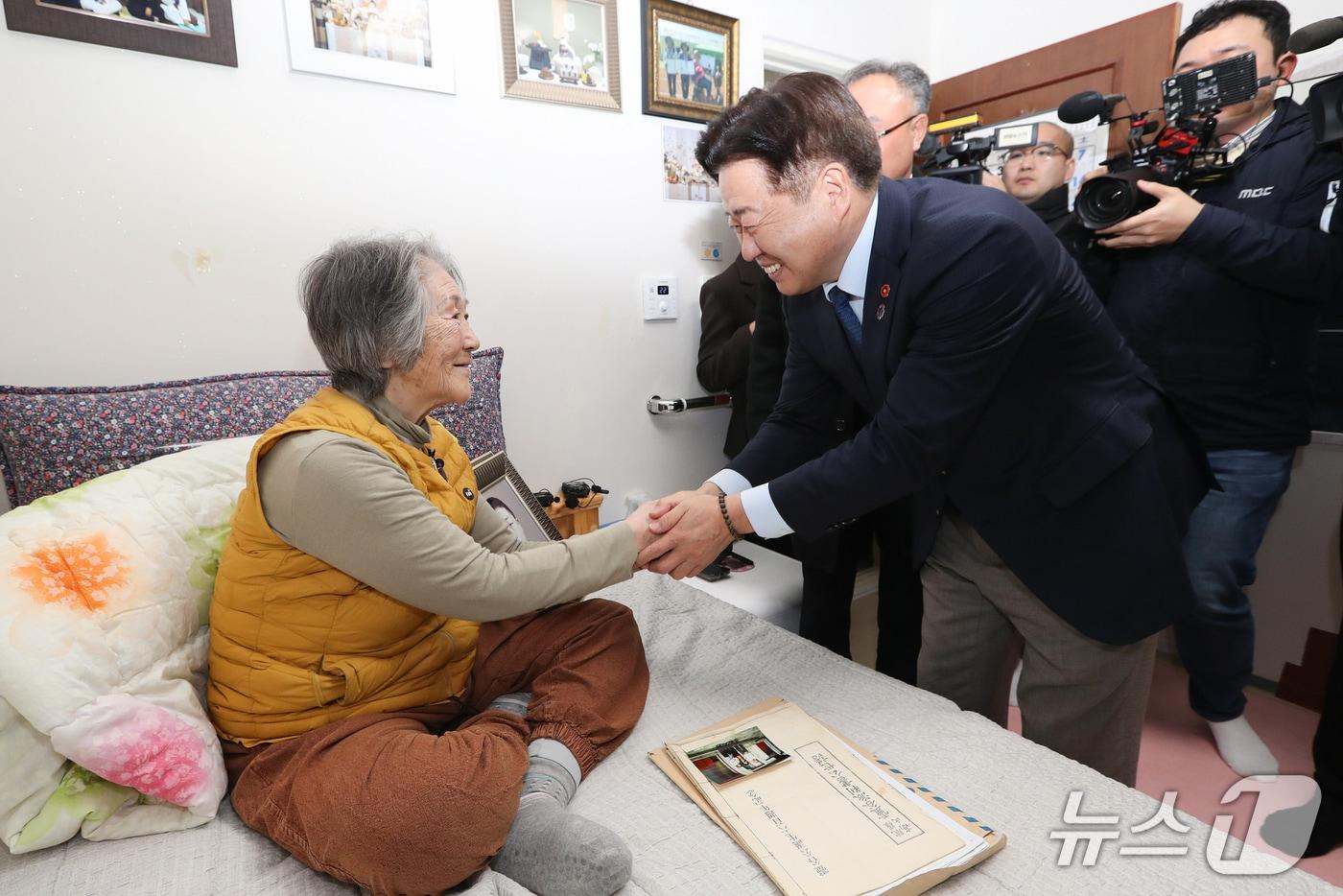 본문 이미지 - 오영훈 지사가 고계순씨를 만나 가족관계 정정 결정서를 전달하고 있다(제주도 제공. 재판매 및 DB금지)/뉴스1