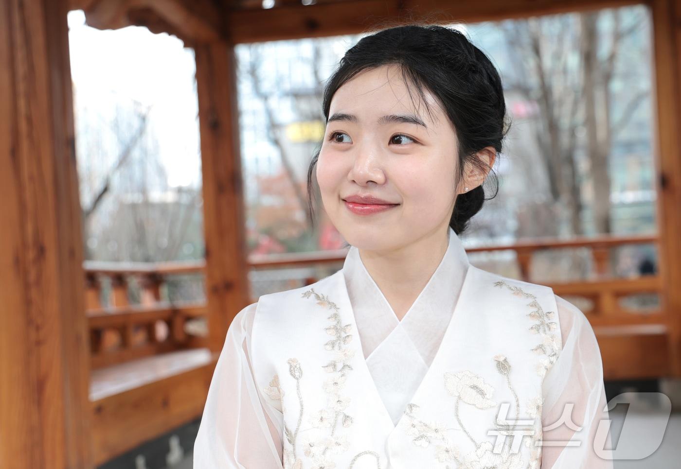 본문 이미지 - 배우 최지수가 설 연휴를 맞아 12일 서울 종로구 뉴스1 인근에서 한복을 곱게 차려입고 인사를 전하고 있다. ⓒ 뉴스1 권현진 기자