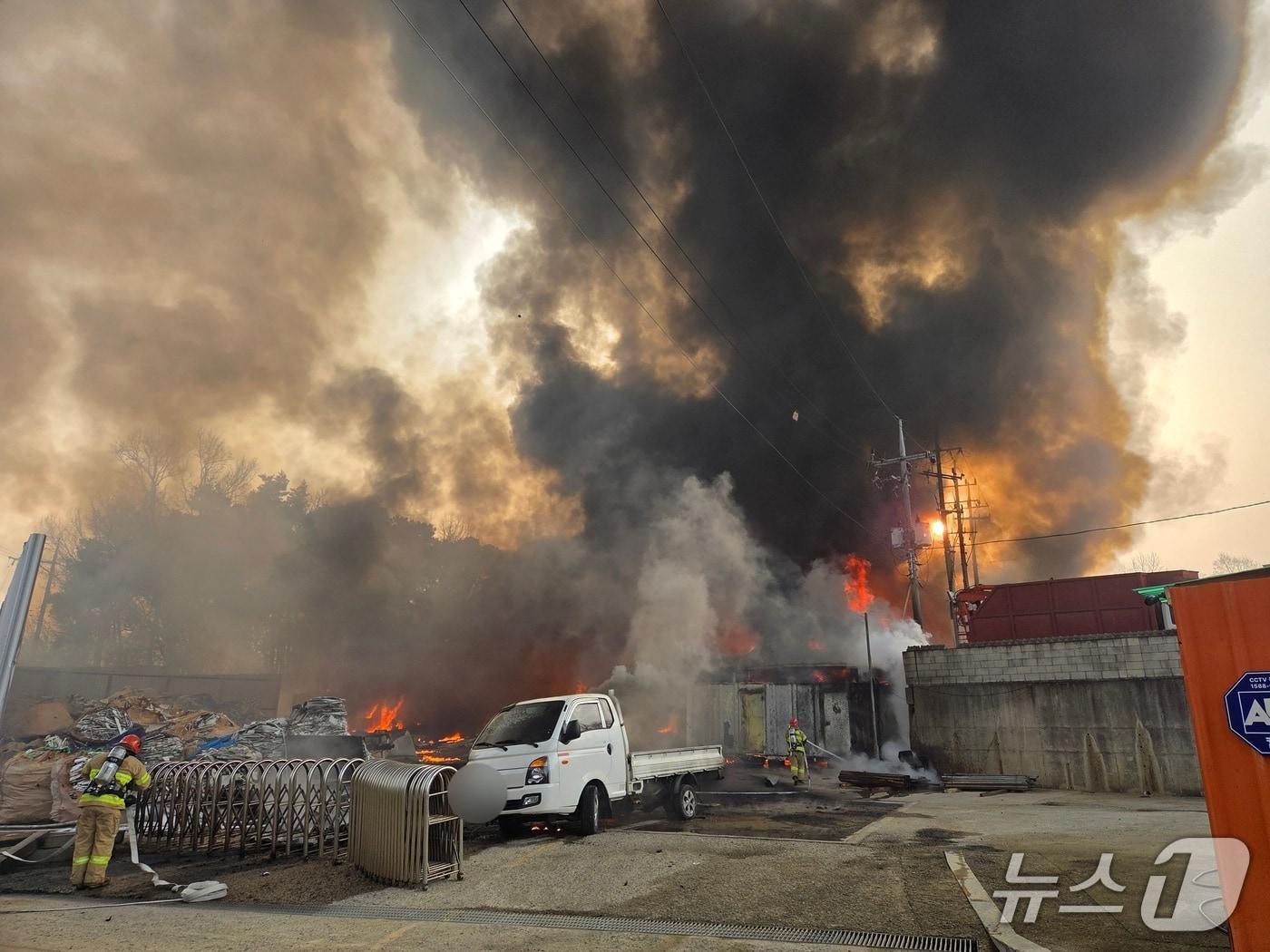 본문 이미지 -  아산 둔포면 공장 화재 현장. (아산소방서 제공, 재판매 및 DB금지) / 뉴스1