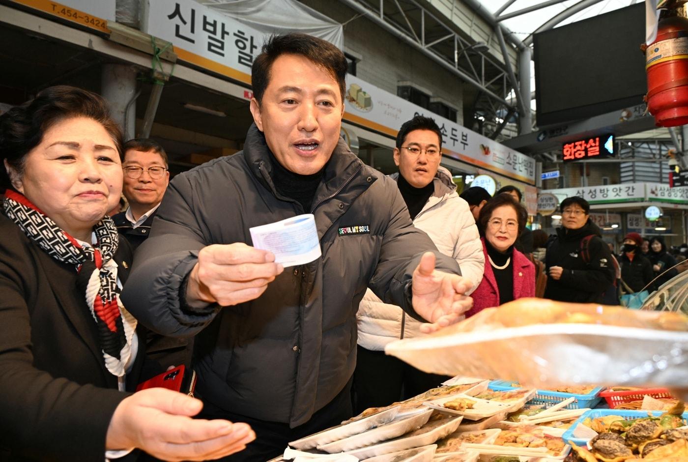 본문 이미지 - 오세훈 서울시장이 13일 광진구 자양전통시장을 방문해 온누리상품권으로 전을 구매하고 있다.(서울시 제공)