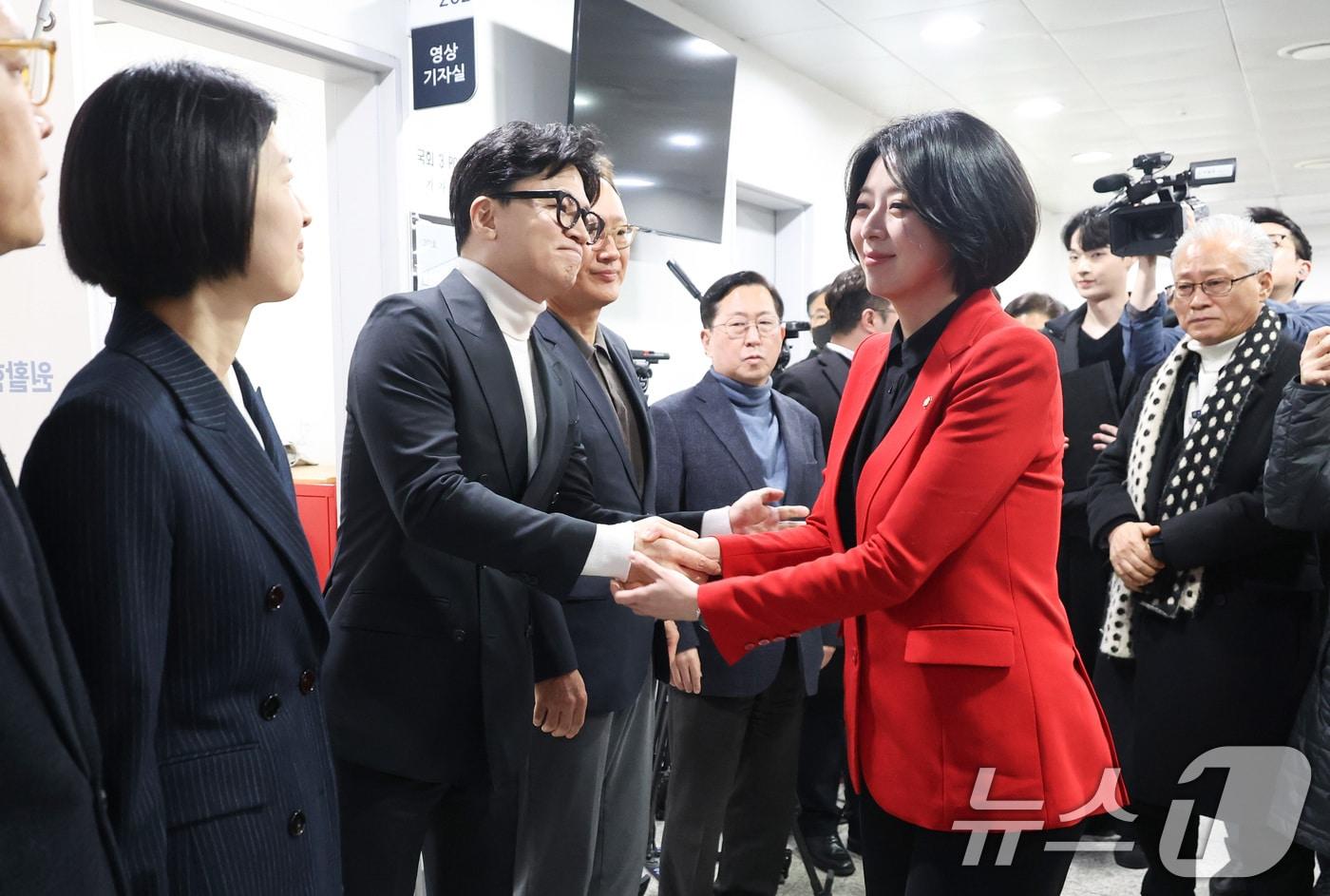 본문 이미지 - 한동훈 전 국민의힘 대표와 배현진 국민의힘 의원이 13일 서울 여의도 국회 소통관에서 기자회견을 하기 전 인사하고 있다. (사진은 기사 내용과 무관함) 2026.2.13 ⓒ 뉴스1 신웅수 기자