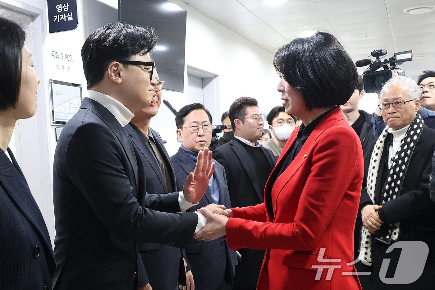 본문 이미지 - 한동훈 전 국민의힘 대표와 배현진 국민의힘 의원과 13일 서울 여의도 국회 소통관에서 기자회견을 하기 전 인사하고 있다. 2026.2.13 ⓒ 뉴스1 신웅수 기자