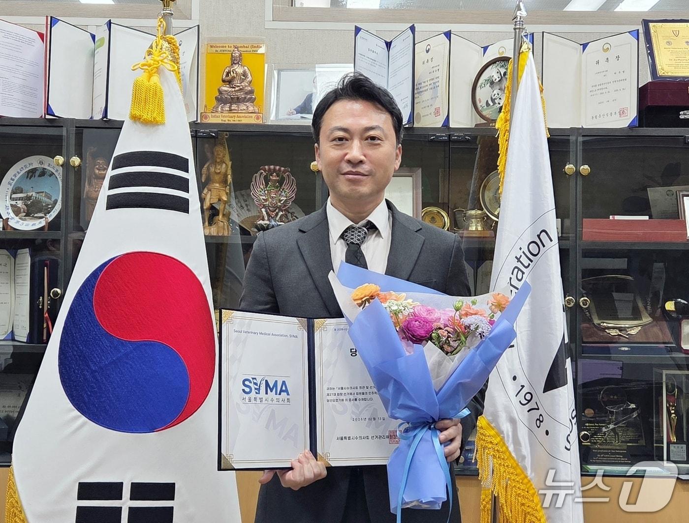 본문 이미지 - 황정연 서울시수의사회 회장이 13일 경기 성남 대한수의사회에서 당선증을 들고 있다. ⓒ 뉴스1