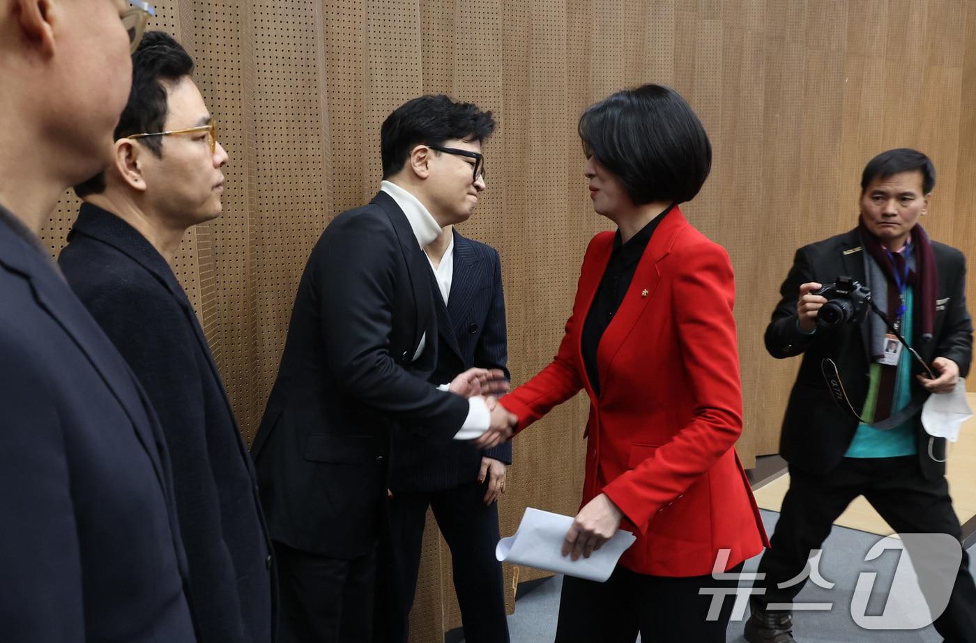 본문 이미지 - 배현진 국민의힘 의원이 지난달 13일 서울 여의도 국회 소통관에서 당원권 정지 1년 징계 관련 기자회견을 마친 후 한동훈 전 대표와 인사하고 있다. 2026.2.13 ⓒ 뉴스1 신웅수 기자