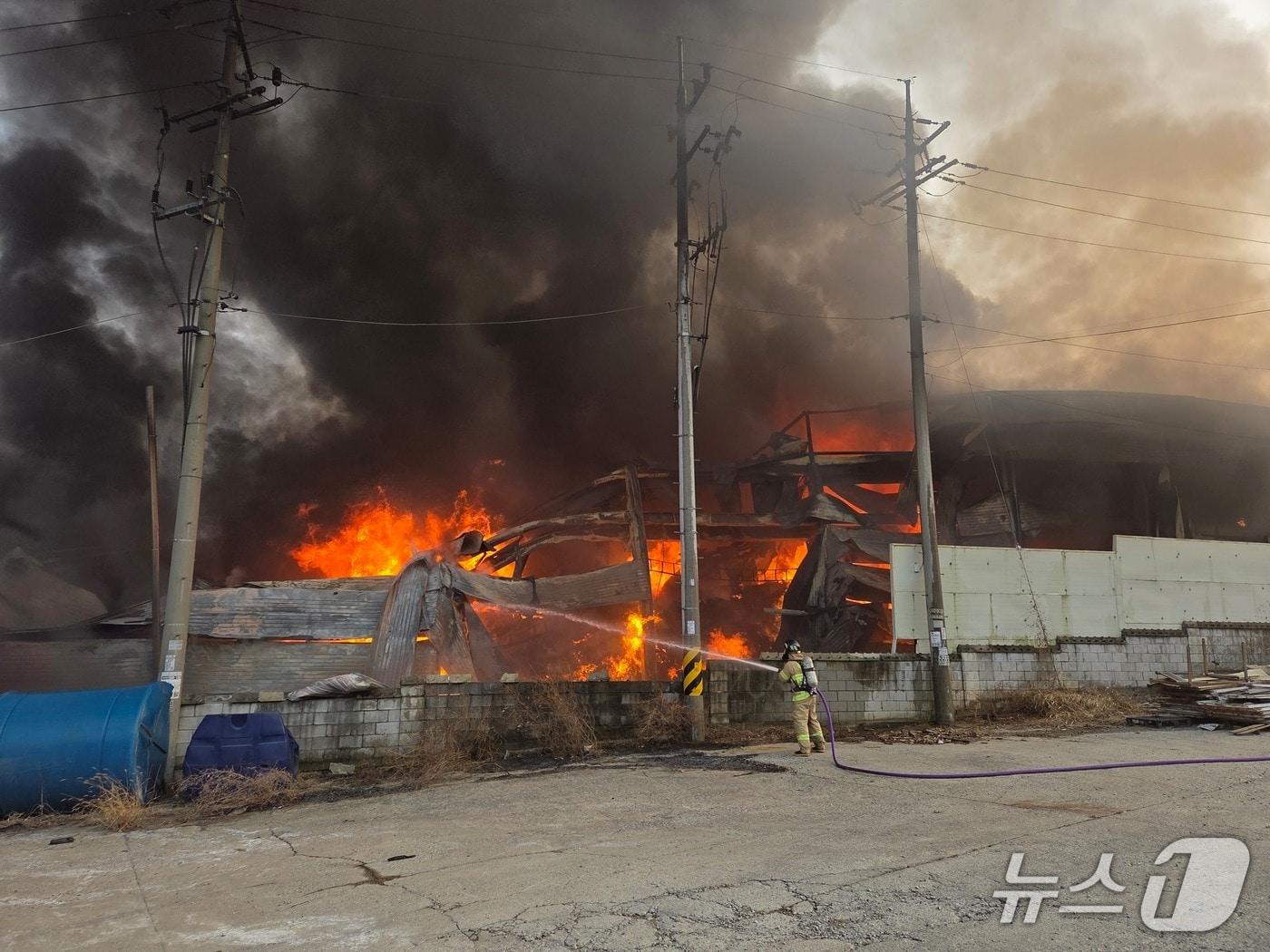 본문 이미지 -  아산 둔포면 공장 화재 현장. (아산소방서 제공, 재판매 및 DB금지) / 뉴스1
