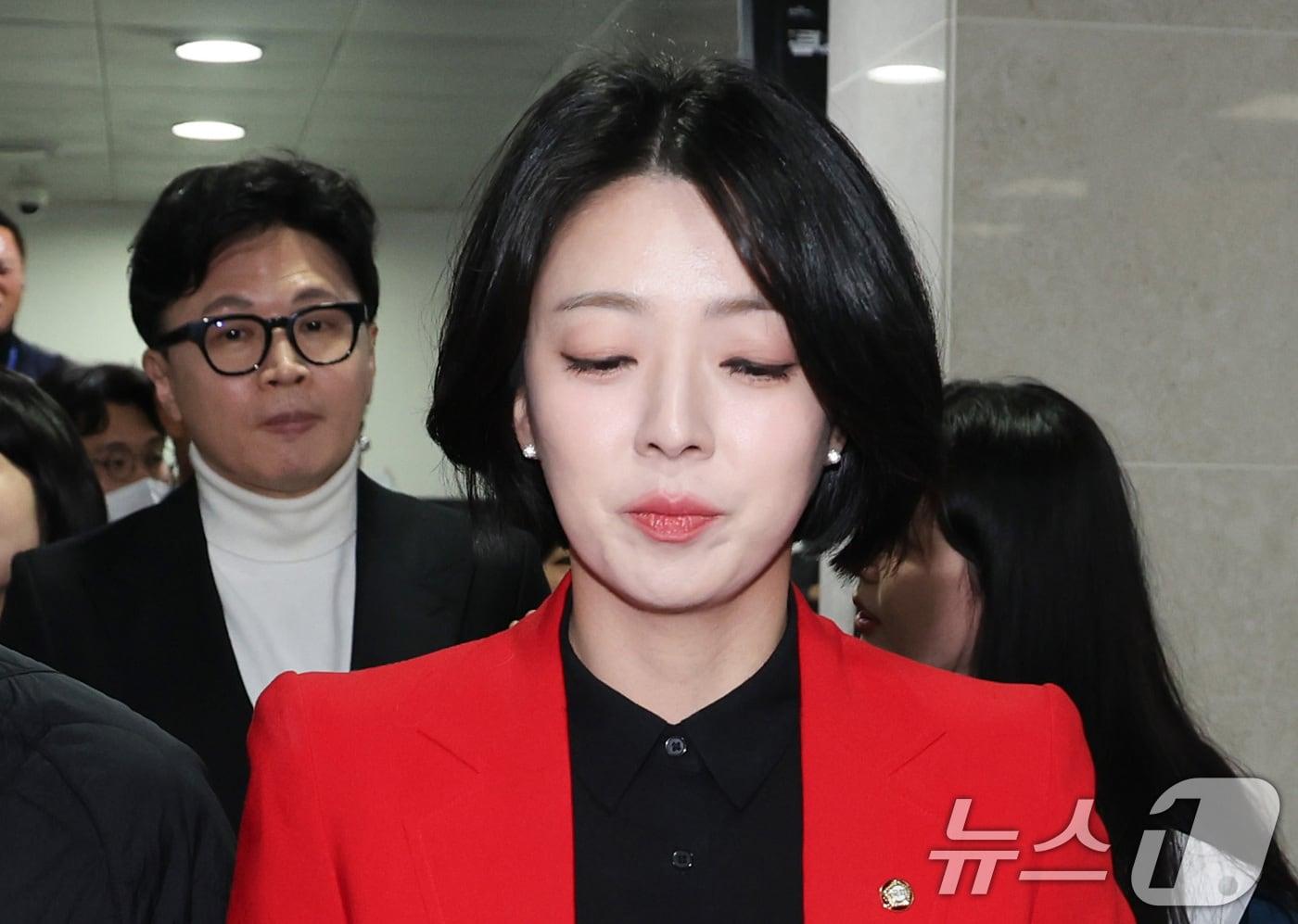 본문 이미지 - 한동훈 전 국민의힘 대표와 배현진 의원이 13일 서울 여의도 국회 소통관에서 기자회견을 마친 후 회견장을 나서고 있다. 2026.2.13 ⓒ 뉴스1 신웅수 기자