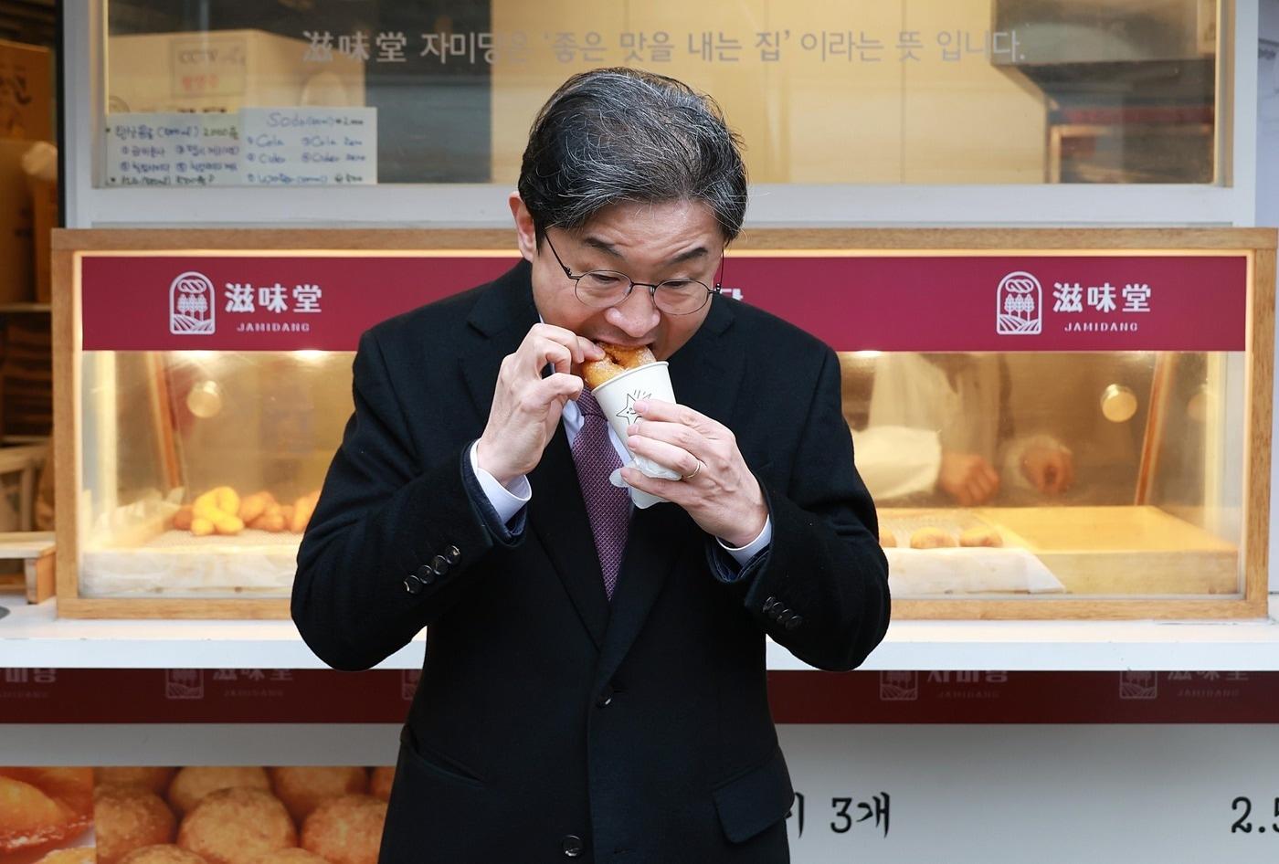 본문 이미지 - 이억원 금융위원장이 13일 서울 종로구 통인시장을 방문했다(이 위원장 엑스 계정).