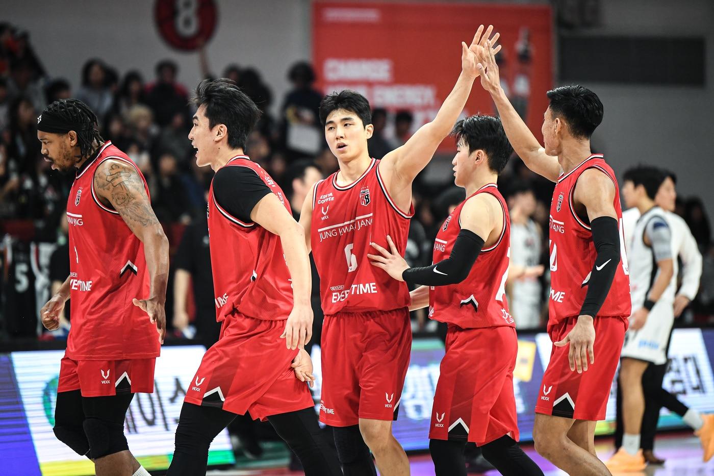 본문 이미지 - 안양 정관장의 박지훈이 13일 수원 KT와 홈 경기에서 승리 후 동료들과 기뻐하고 있다. (KBL 제공)