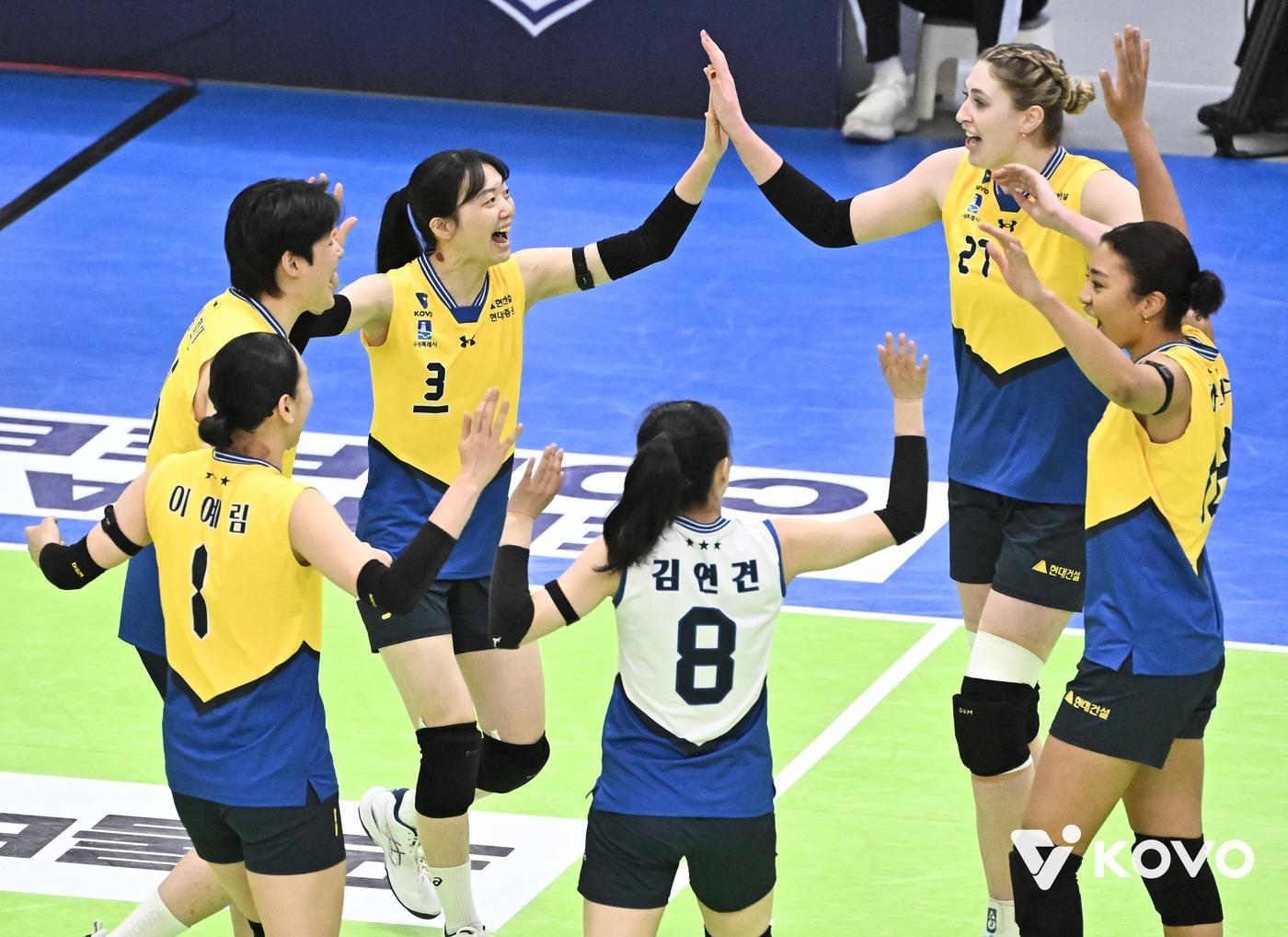 본문 이미지 - 여자 프로배구 현대건설 선수들이 13일 수원체육관에서 열린 한국도로공사와 홈 경기에서 득점 후 기뻐하고 있다. (KOVO 제공)