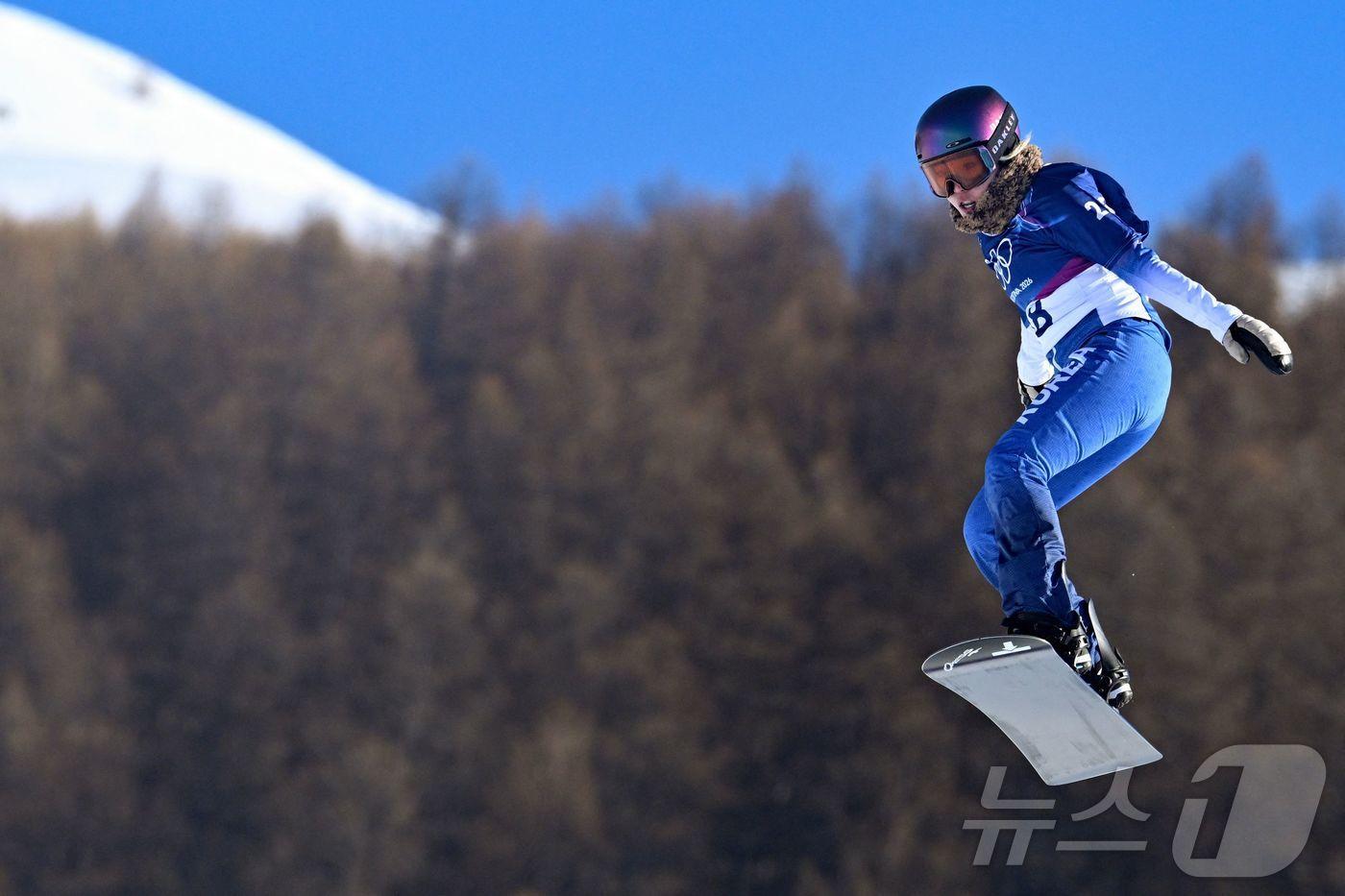본문 이미지 - 우수빈이 13일(한국시간) 열린 밀라노 동계 올림픽 여자 스노보드 크로스에서 역주하고 있다. ⓒ AFP=뉴스1