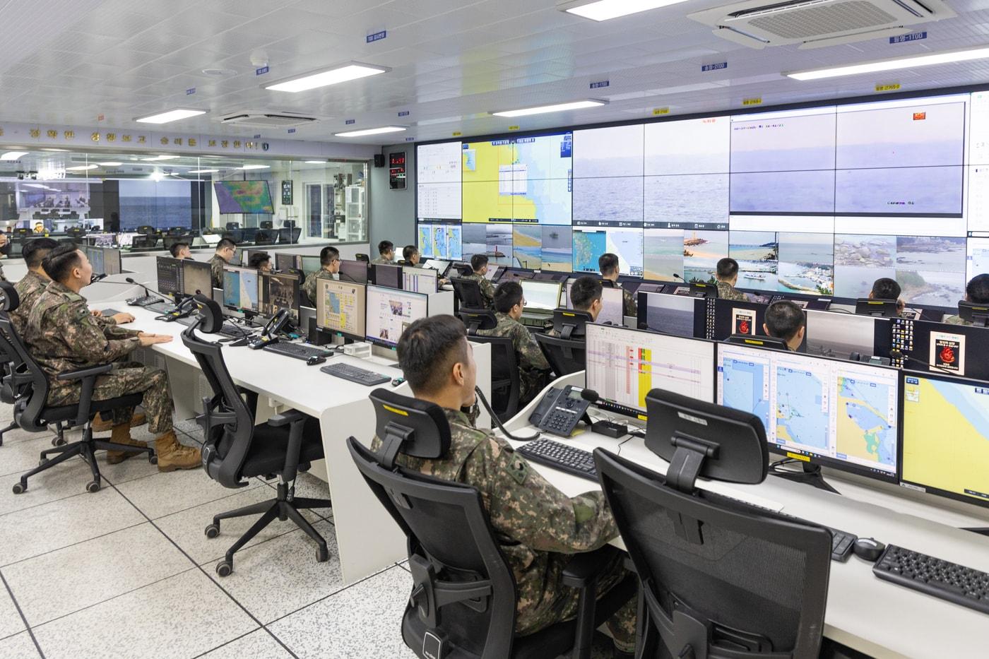 본문 이미지 - 통합상황실에서 훈련을 진행 중인 육군 제23경비여단 해안경비대대 장병들.(육군 제공)