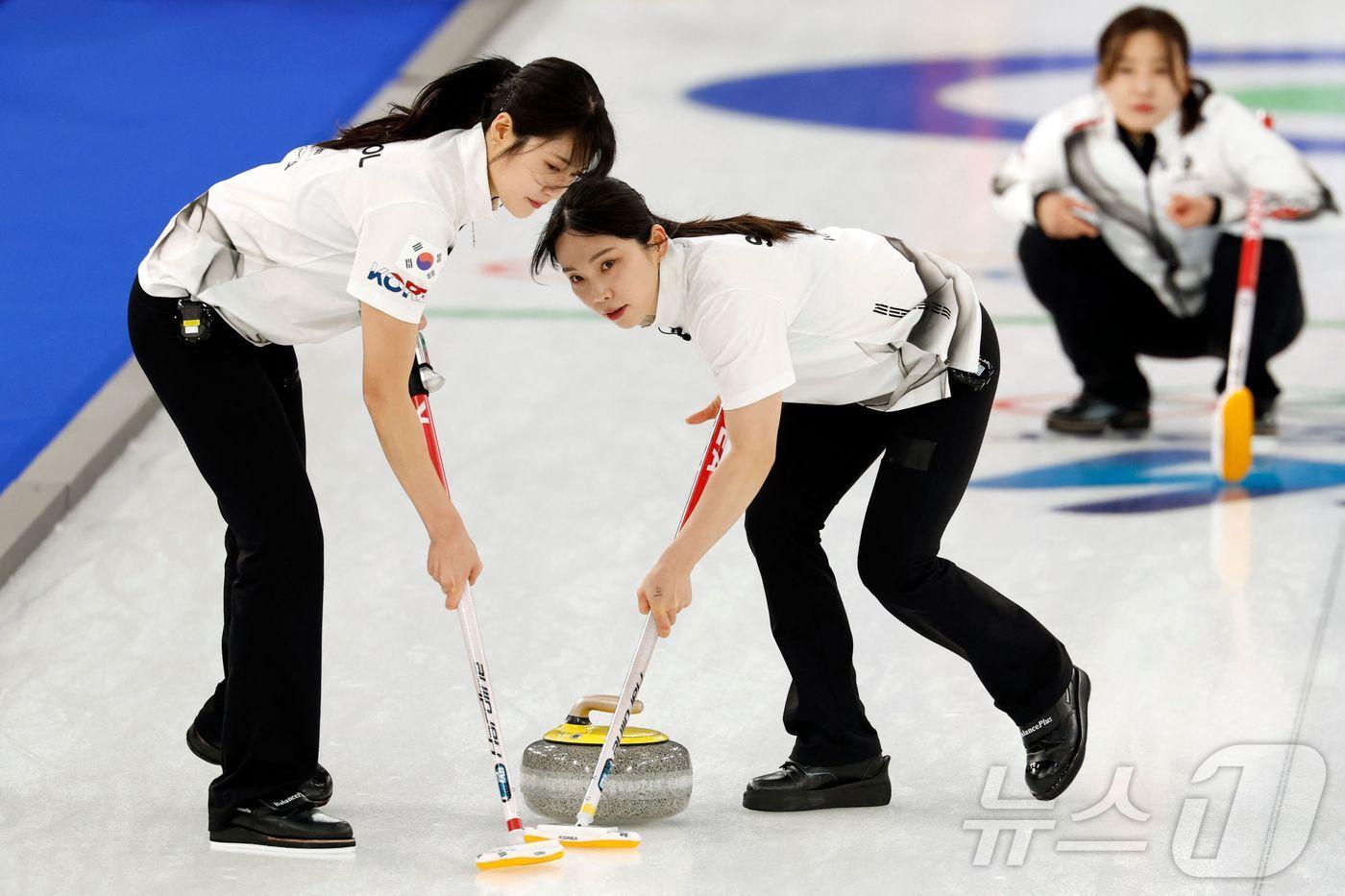 본문 이미지 - 2026 밀라노 동계 올림픽에 출전한 한국 여자 컬링 대표팀. ⓒ AFP=뉴스1