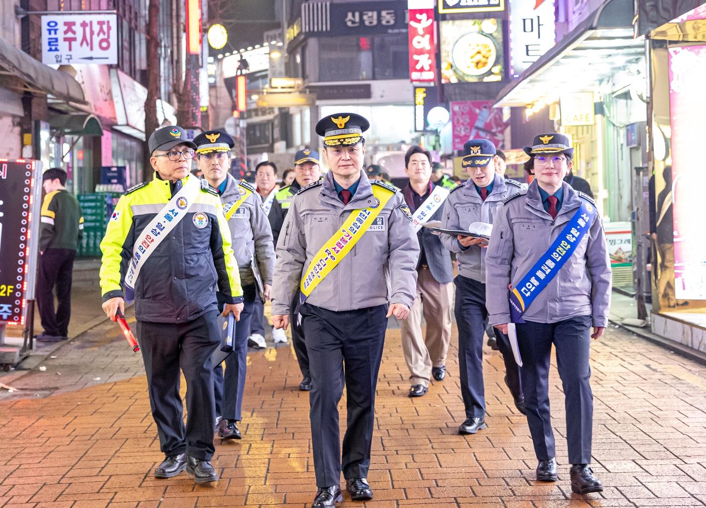 본문 이미지 - 박정보 서울청장 순찰모습.(서울경찰청 제공) 