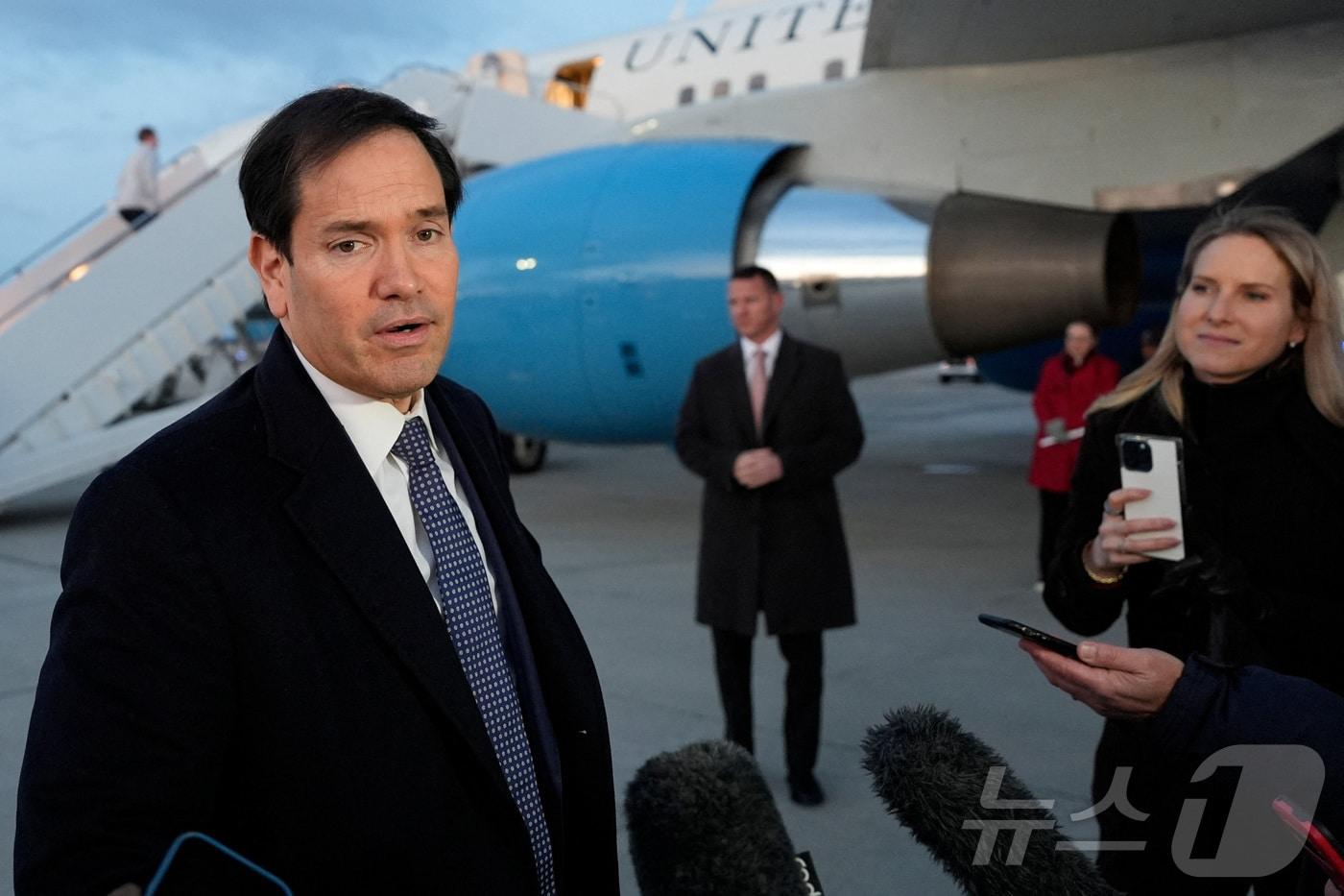 본문 이미지 - 마코 루비오 미국 국무장관이 12일(현지시간) 메릴랜드 앤드루스 합동기지에서 뮌헨안보회의(MSC) 참석을 위해 출국하기 직전 기자들의 질문에 답하고 있다. 2026.02.12. ⓒ 로이터=뉴스1