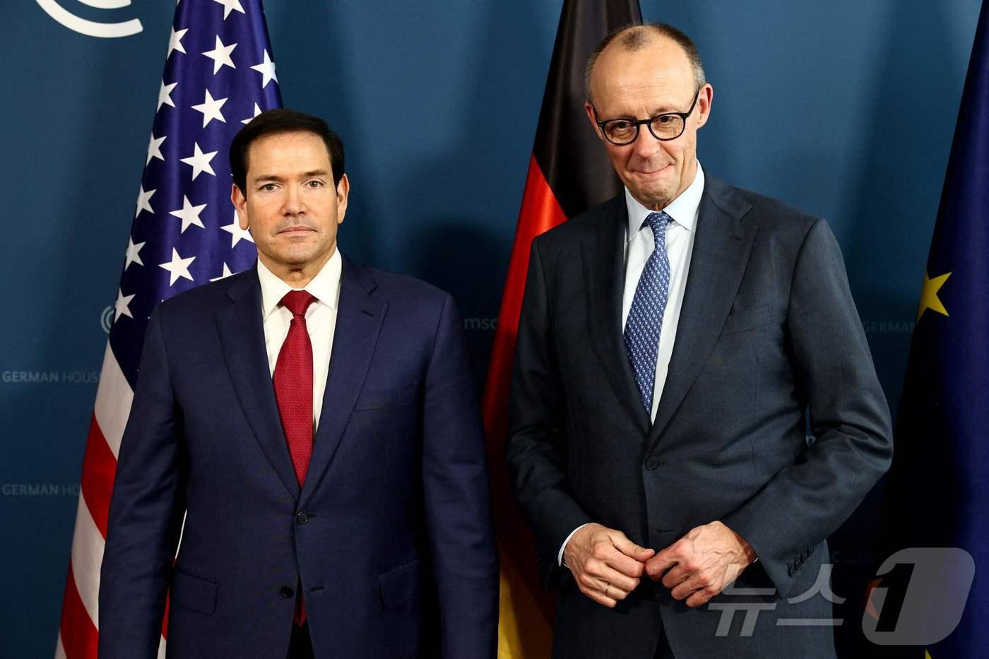 본문 이미지 - 프리드리히 메르츠 독일 총리와 마코 루비오 미국 국무장관이 13일(현지시간) 뮌헨안보희 기간 중 별도 양자 회담을 했다. 2026.2.13. ⓒ 뉴스1 ⓒ AFP=뉴스1