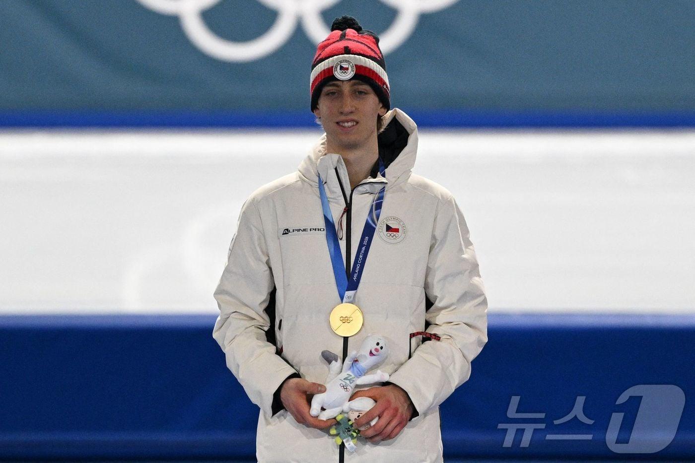 본문 이미지 - 메토데이 이엘레크(체코)가 14일(한국시간) 열린 2026 밀라노 코르티나 동계 올림픽 스피드스케이팅 남자 1만m에서 금메달을 목에 걸고 기뻐하고 있다. ⓒ AFP=뉴스1