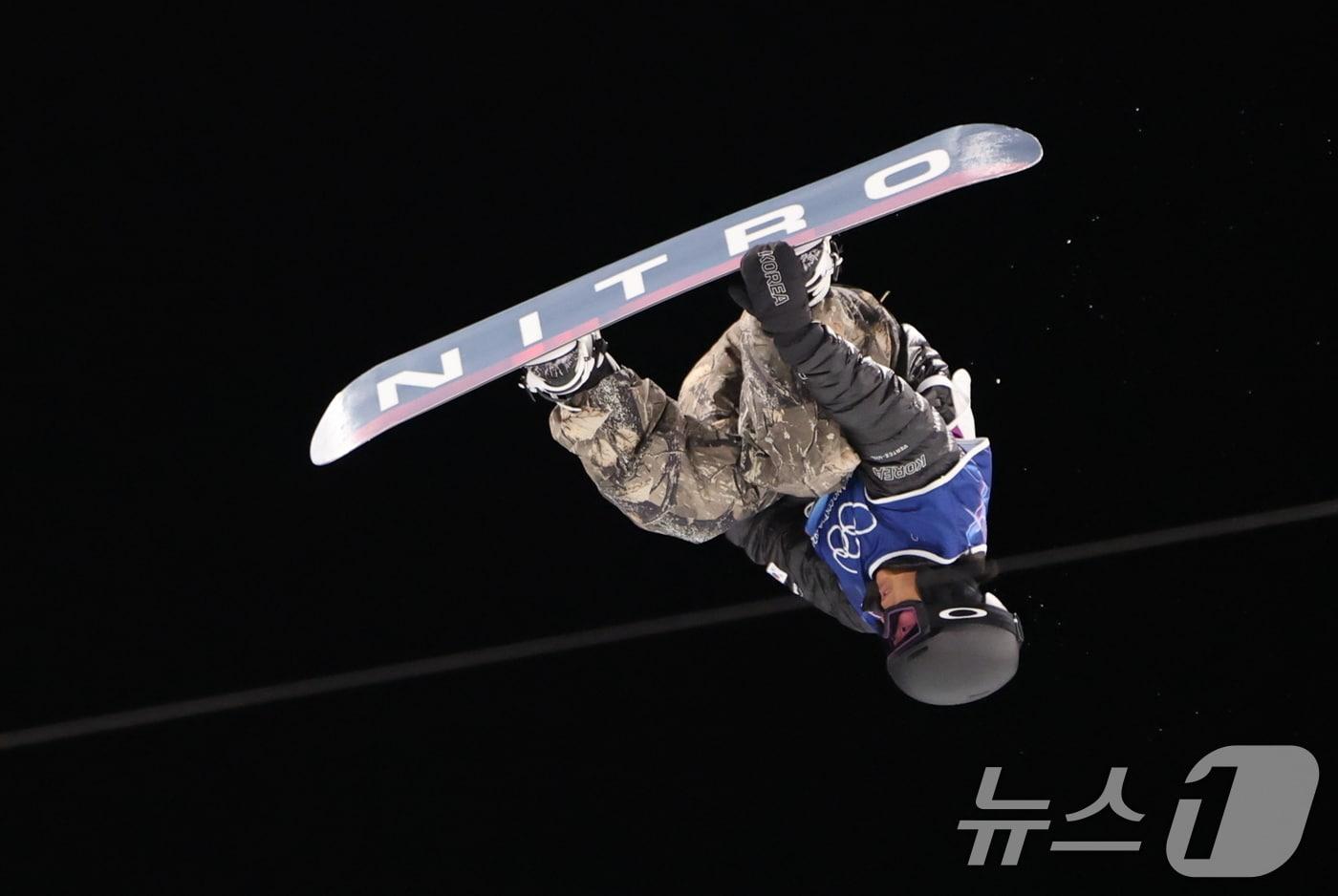 본문 이미지 - 스노보드 이채운이 13일(현지시간) 이탈리아 리비뇨 스노파크에서 열린 2026 밀라노·코르티나담페초 동계올림픽 스노보드 남자 하프파이프 결선에 출전해 경기를 펼치고 있다. 2026.2.14 ⓒ 뉴스1 김진환 기자