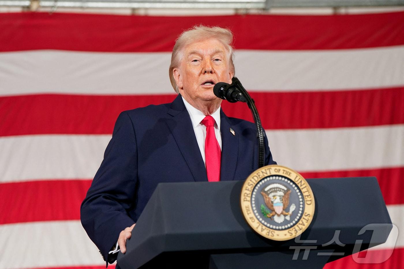 본문 이미지 - 도널드 트럼프 미국 대통령이 13일(현지시간) 노스캐롤라이나 소재 미 육군 군사 기지인 포트 브래그(Fort Bragg)를 찾아 연설하고 있다. 2026.02.13. ⓒ 로이터=뉴스1