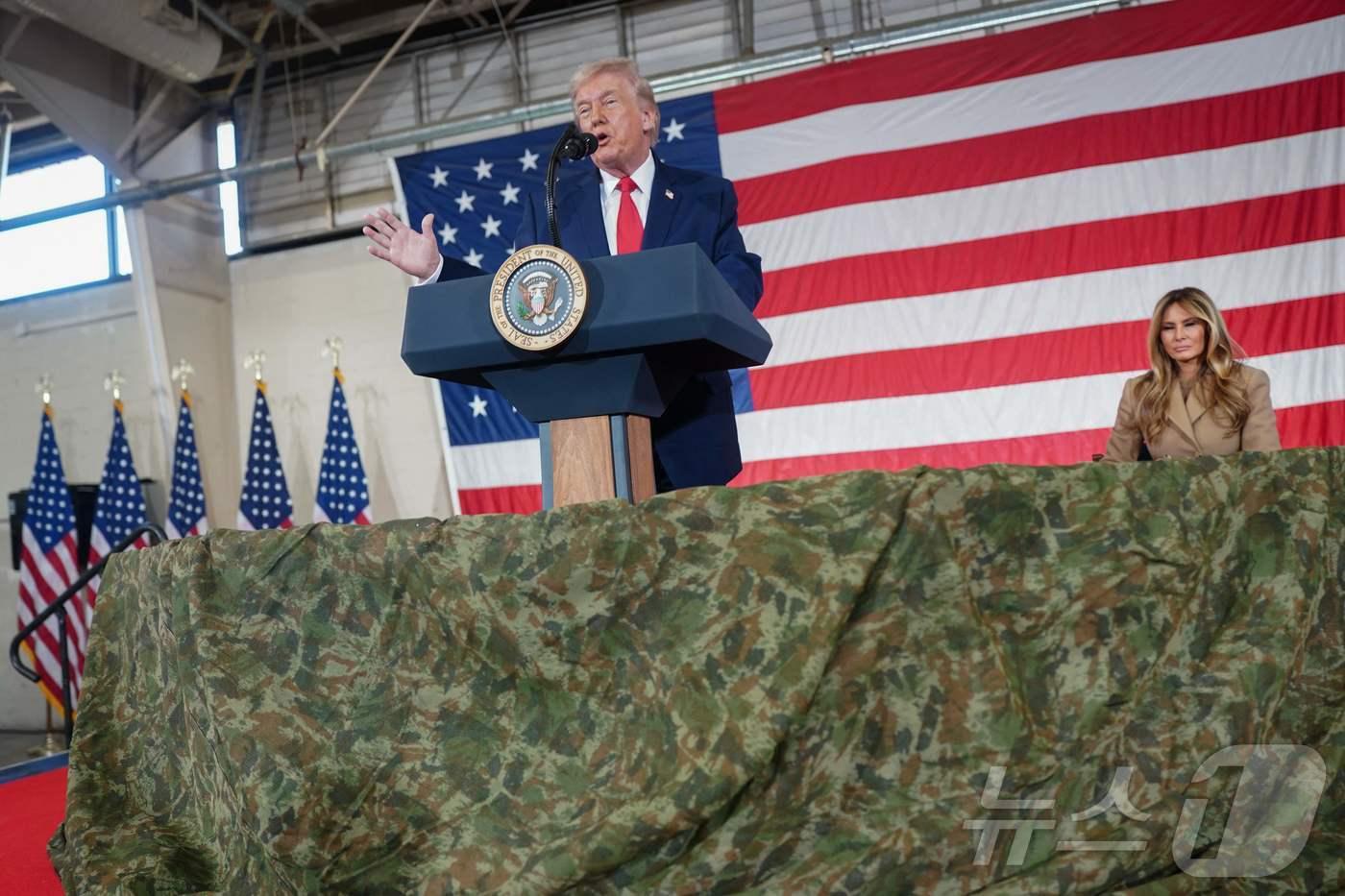 본문 이미지 - 도널드 트럼프 미국 대통령이 13일(현지시간) 멜라니아 트럼프 여사와 함께 노스캐롤라이나주 육군 기지 포트 브래그를 방문해 연설하고 있다. 2026.2.13. ⓒ 뉴스1 ⓒ AFP=뉴스1