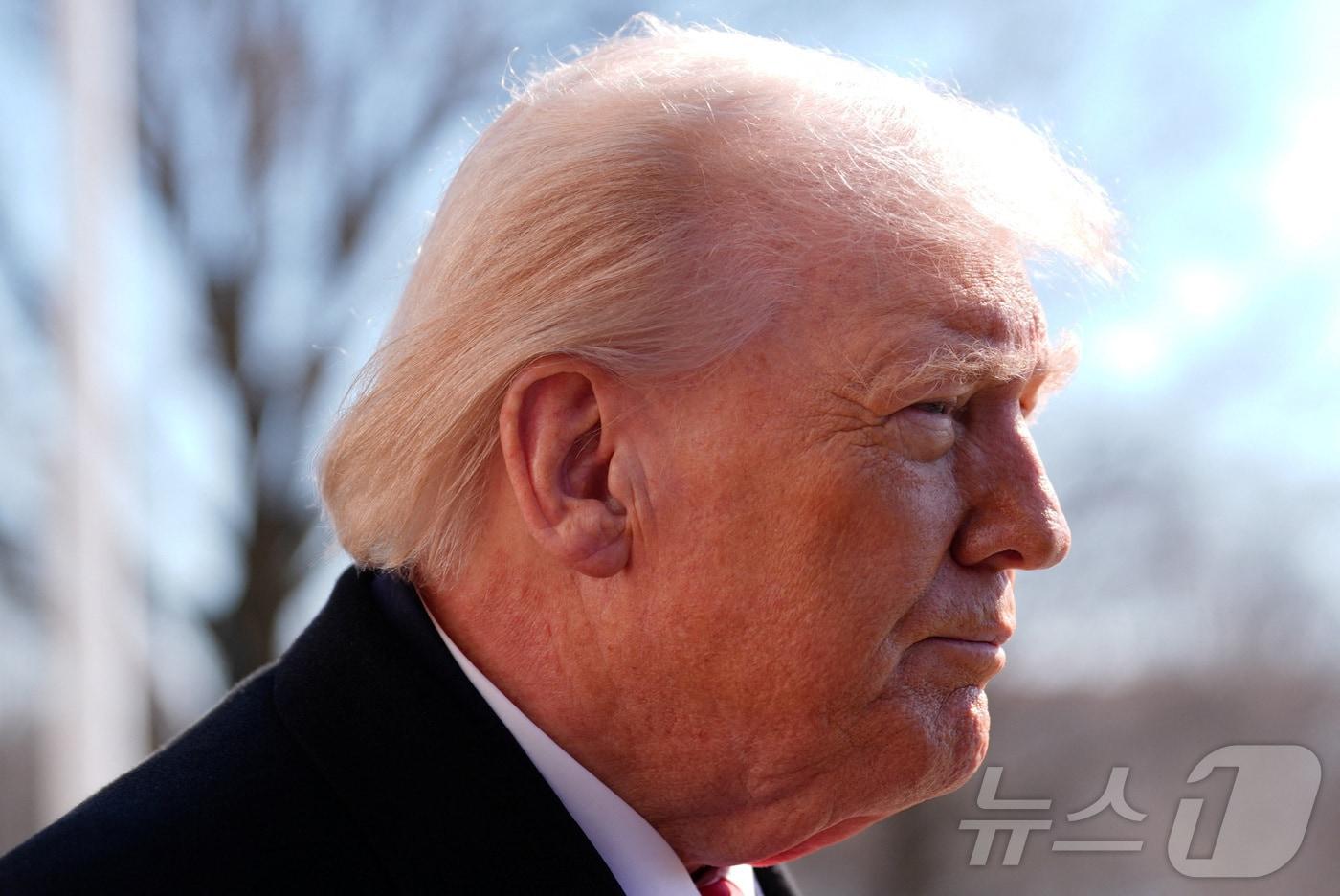 본문 이미지 - 도널드 트럼프 미국 대통령이 13일(현지시간) 워싱턴DC 백악관을 나서기에 앞서 기자들의 질문을 듣고 있다. 2026.02.13. ⓒ 로이터=뉴스1