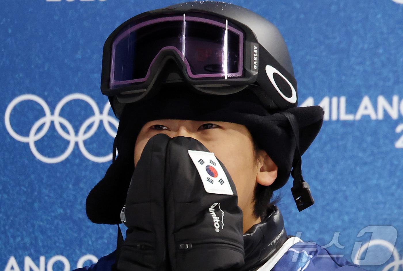 본문 이미지 - 스노보드 이채운이 13일(현지시간) 이탈리아 리비뇨 스노파크에서 열린 2026 밀라노·코르티나담페초 동계올림픽 스노보드 남자 하프파이프 3차 결선 경기를 펼친 뒤 점수를 확인하고 있다. 이채운은 결선 3차에서 87.50점으로 최종 6위를 기록했다. 2026.2.14 ⓒ 뉴스1 김진환 기자