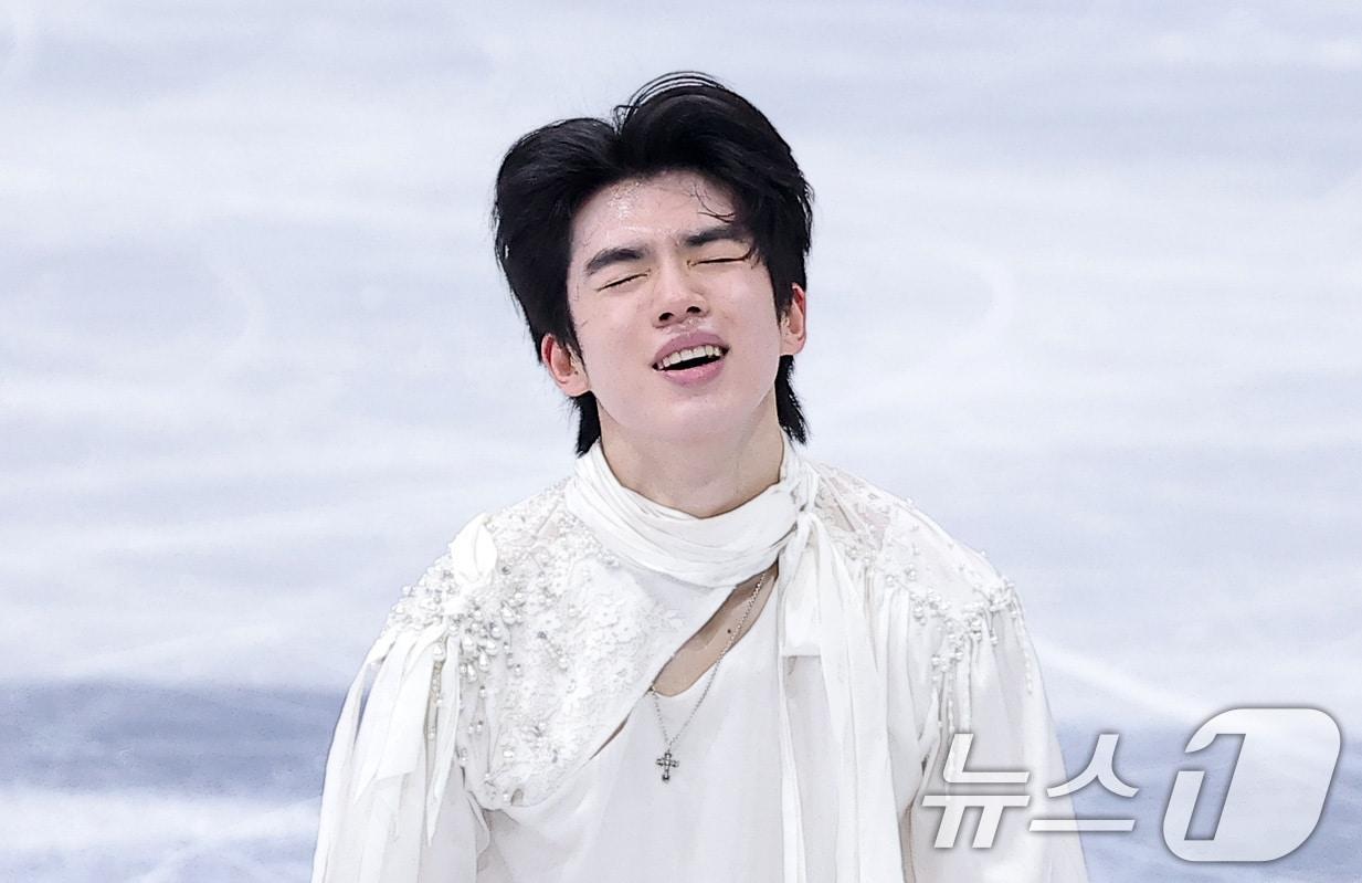 본문 이미지 - 피겨 차준환이 13일(현지시간) 이탈리아 밀라노 아이스 스케이팅 아레나에서 열린 2026 밀라노·코르티나담페초 동계올림픽 피겨 스케이팅 남자 싱글 프리 스케이팅에서 연기를 마친 후 미소짓고 있다. 2026.2.14 ⓒ 뉴스1 김성진 기자