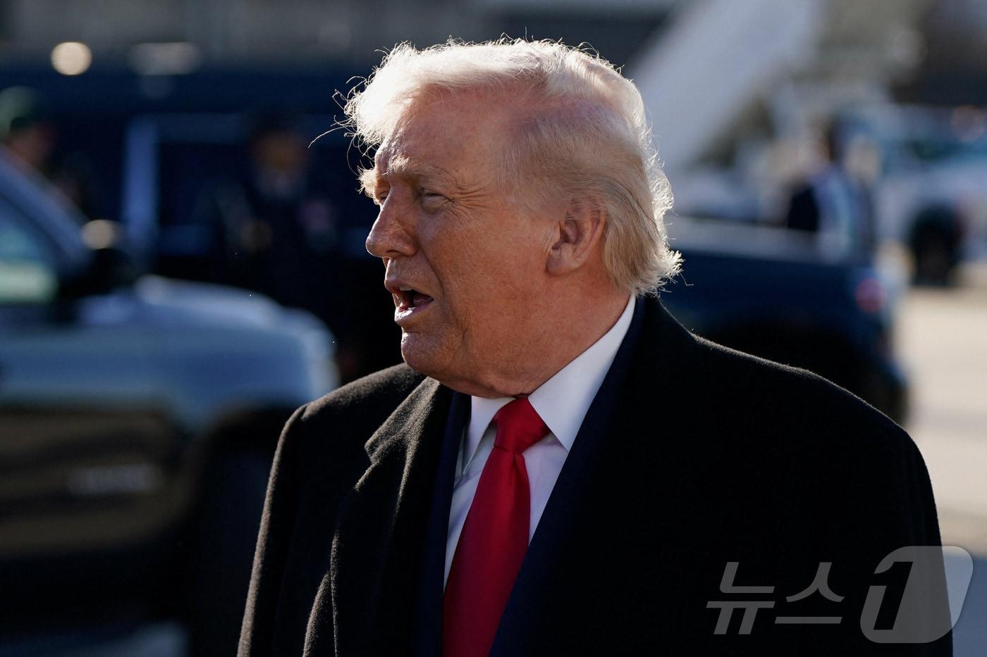 본문 이미지 - 도널드 트럼프 미국 대통령이 13일(현지시간) 노스캐롤라이나 포트 브래그(Fort Bragg) 육군 비행장을 방문한 뒤 플로리다로 향하기 앞서 기자들 질문에 답하고 있다. 2026.02.13. ⓒ 로이터=뉴스1