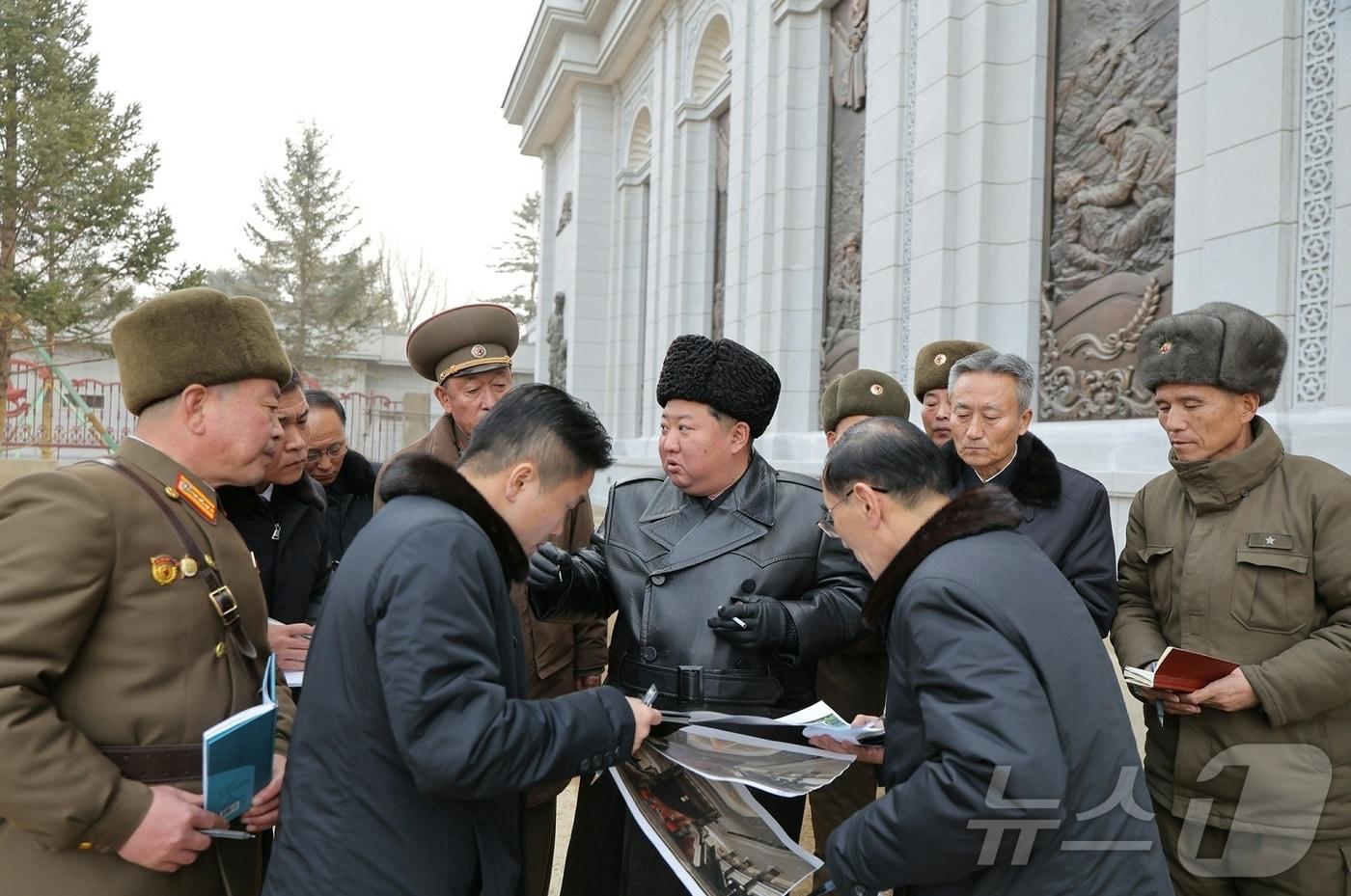 본문 이미지 - (평양 노동신문=뉴스1) = 북한 노동당 기관지 노동신문은 14일 "김정은 동지께서 2월 13일 해외군사작전 전투위훈기념관 건설 사업을 현지에서 지도했다＂고 보도했다. 현장에는 주창일 당 중앙위원회 부장과 건설에 동원된 군부대지휘관들 등이 동행했다. [국내에서만 사용가능. 재배포 금지. DB 금지. For Use Only in the Republic of Korea. Redistribution Prohibited] rodongphoto@news1.kr