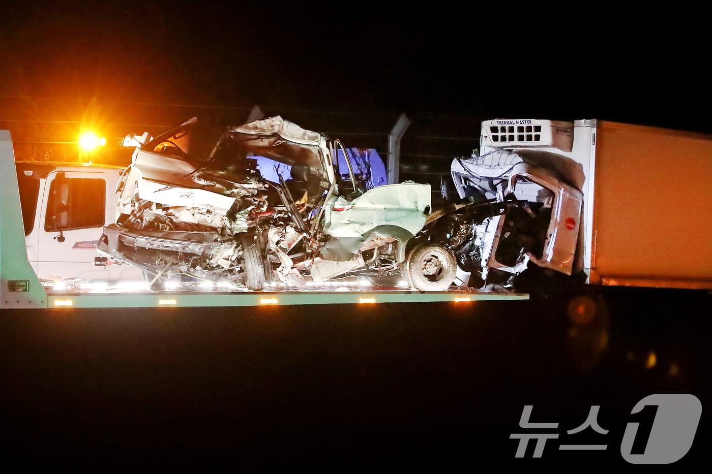본문 이미지 - 14일 오전 1시 23분쯤 경북 경산시 남천면 경산시 남천면 신대구부산고속도로 대구 방향 73.4㎞ 지점에서 교통사고가 발생했다. 이 사고로 트레일러에 불이 나 산불로 확산하는 등 오전 6시가 넘도록 대구 방향 통행이 전면 통제됐다. 경찰과 고속도로 관계자들이 사고 현장을 수습하고 있다. 2026.2.14 ⓒ 뉴스1 공정식 기자