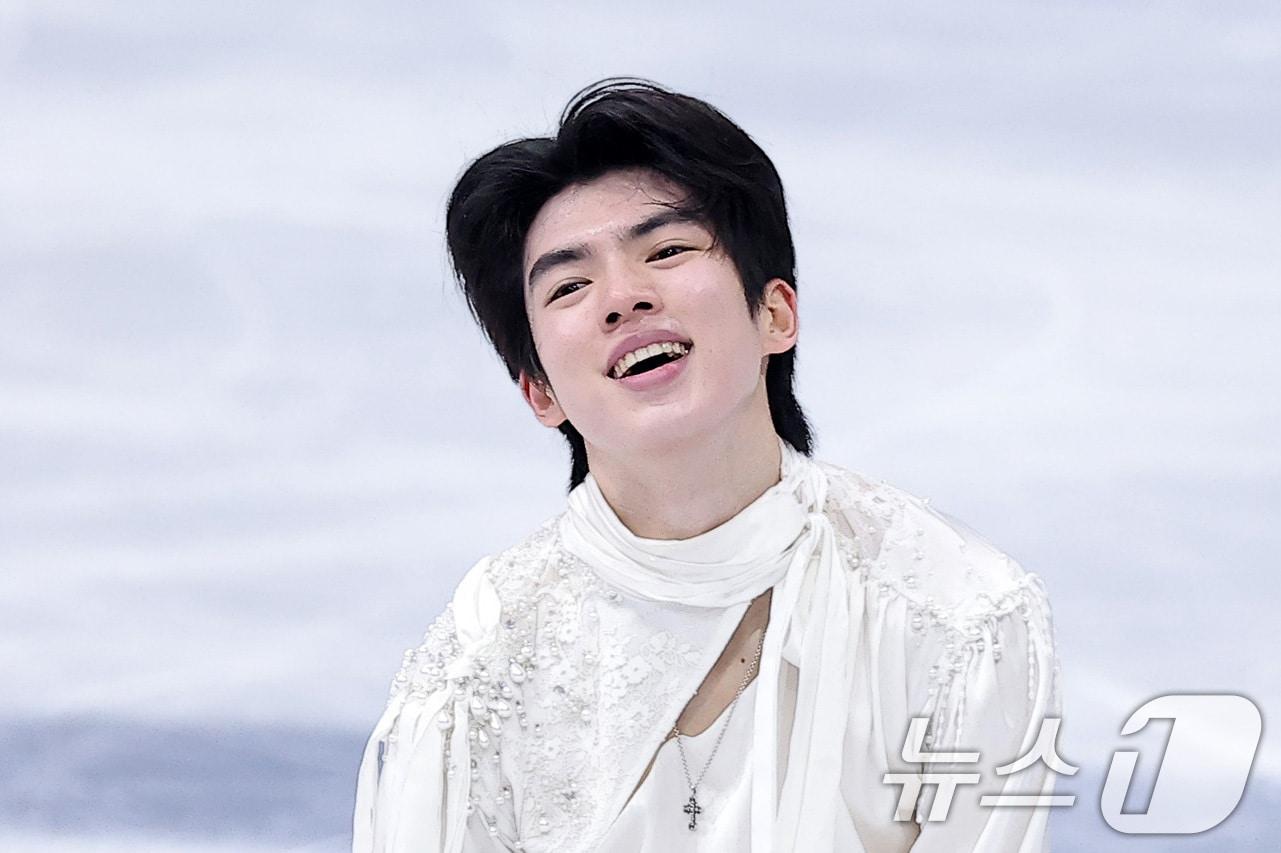 본문 이미지 - 피겨 차준환이 13일(현지시간) 이탈리아 밀라노 아이스 스케이팅 아레나에서 열린 2026 밀라노·코르티나담페초 동계올림픽 피겨 스케이팅 남자 싱글 프리 스케이팅에서 연기를 마친 후 미소짓고 있다. 이날 차준환은 기술점수(TES) 95.16점, 예술점수(PCS) 87.04점, 감점 1점으로 합계 181.20점을 기록했다. 앞서 열린 쇼트 프로그램에서 92.72점을 받은 그는 최종 총점 273.92점을 기록, 전체 4위에 이름을 올렸다. 2026.2.14 ⓒ 뉴스1 김성진 기자