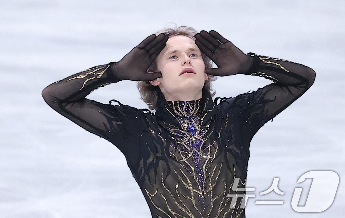 본문 이미지 - 미국 피겨선수 일리야 말리닌이 13일(현지시간) 이탈리아 밀라노 아이스 스케이팅 아레나에서 열린 2026 밀라노·코르티나담페초 동계올림픽 피겨 스케이팅 남자 싱글 프리 스케이팅에서 연기를 하고 있다. 2026.2.14 ⓒ 뉴스1 김성진 기자