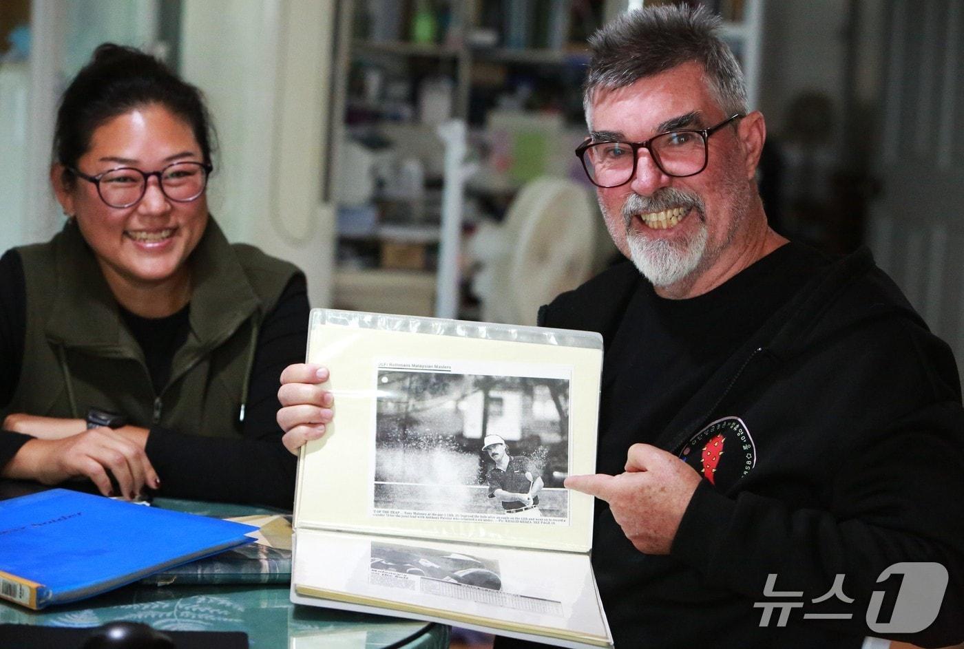 본문 이미지 - PGA 프로 골퍼 호주 출신인 토니 말로니(Tony Maloney)(오른쪽)와 아내 봉지현 씨. 토니는 젊은 시절 사진 속 PGA 경기 모습을 자랑했다. /2026.2.16/뉴스1 손도언 기자