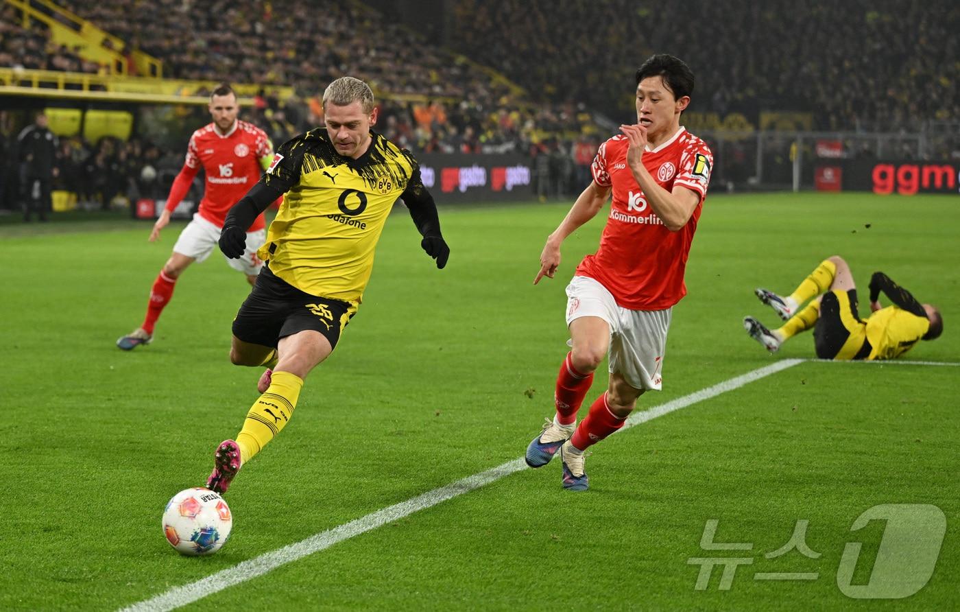 본문 이미지 - 마인츠 이재성(오른쪽)이 14일 도르트문트와 원정 경기에서 수비를 하고 있다.  ⓒ 로이터=뉴스1