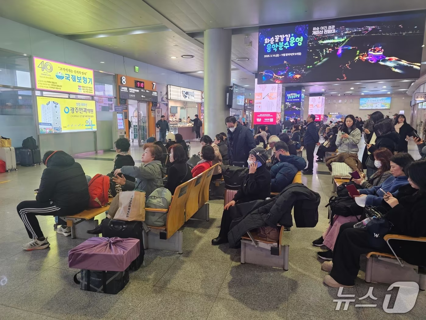 본문 이미지 - 설 명절 연휴 첫날인 14일 광주 서구 광천터미널에서 승객들이 버스 탑승 시간을 기다리고 있다. 2026.2.14/뉴스1 최성국 기자