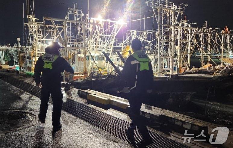 본문 이미지 - 목포해경이 설 연휴를 대비해 안전점검을 벌이고 있다.(목포해경 제공. 재판매 및 DB 금지)