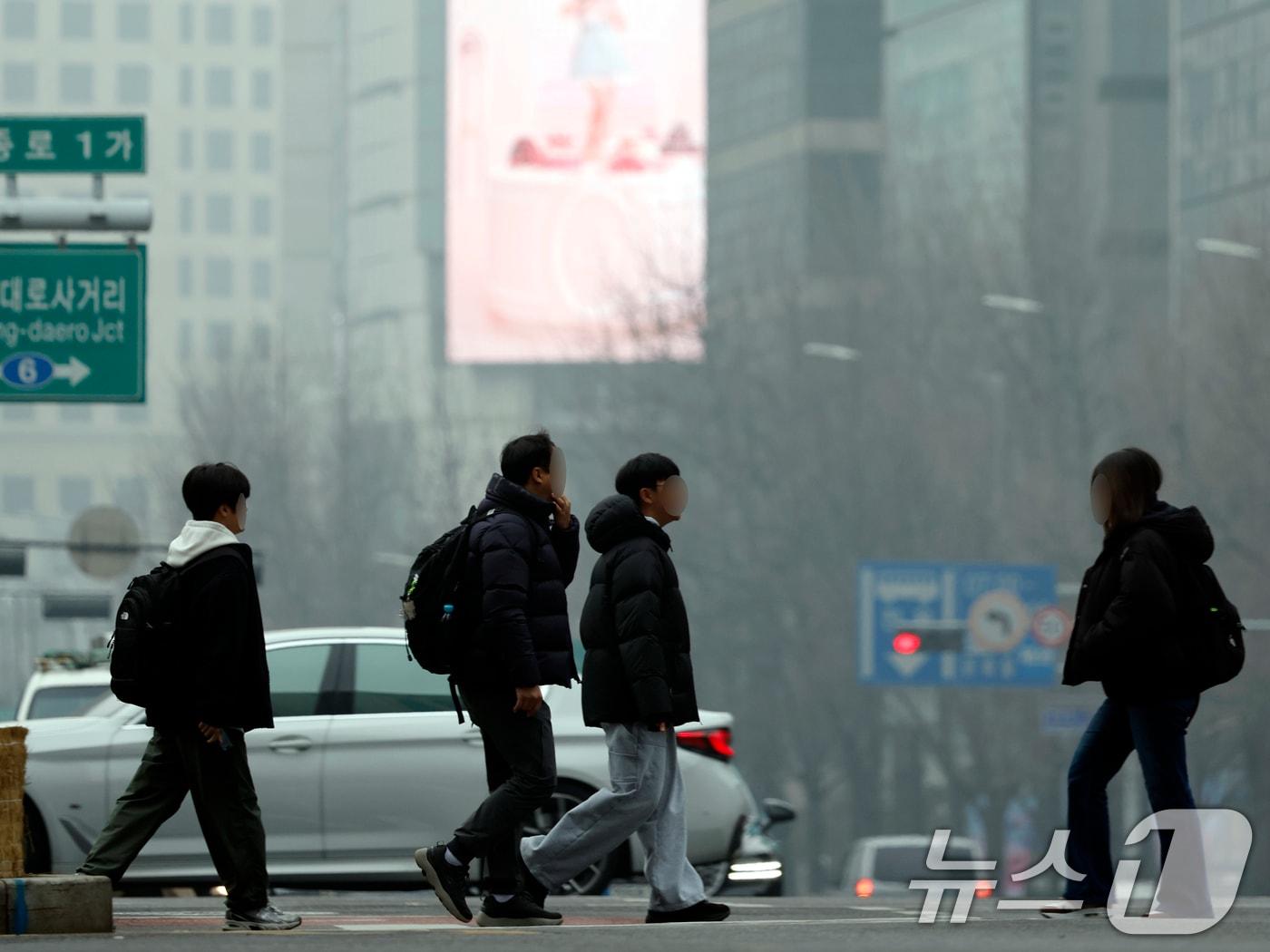 본문 이미지 - 설 연휴 시작과 함께 미세먼지 농도가 나쁨 수준을 보인 14일 오전 서울 도심이 뿌옇게 보이고 있다. 2026.2.14 ⓒ 뉴스1 박정호 기자
