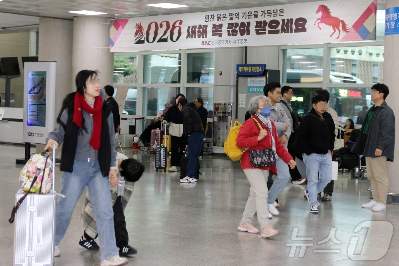 본문 이미지 - 설 연휴가 시작된 14일 오전 제주국제공항에서 귀성객 및 관광객들이 바삐 발걸음을 옮기고 있다. 제주도관광협회에 따르면 이번 연휴 동안 제주도에는 입도객 24만5000여 명이 올 것으로 예상된다.2026.2.14 ⓒ 뉴스1 홍수영 기자