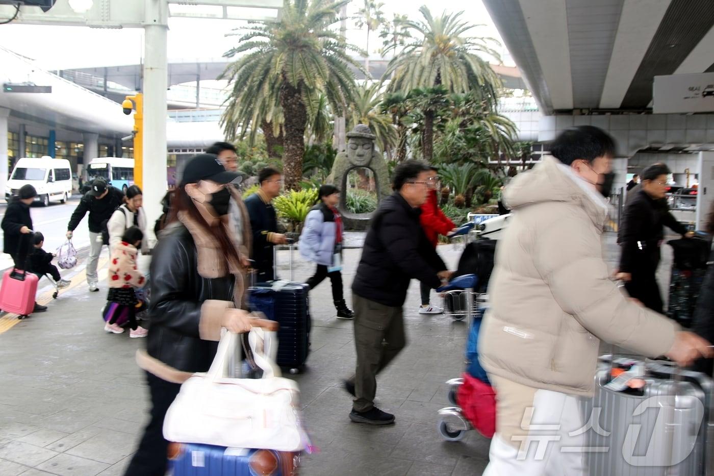본문 이미지 - 설 연휴가 시작된 14일 오전 제주국제공항에서 귀성객 및 관광객들이 바삐 발걸음을 옮기고 있다. 제주도관광협회에 따르면 이번 연휴 동안 제주도에는 입도객 24만5000여 명이 올 것으로 예상된다.2026.2.14 ⓒ 뉴스1 홍수영 기자