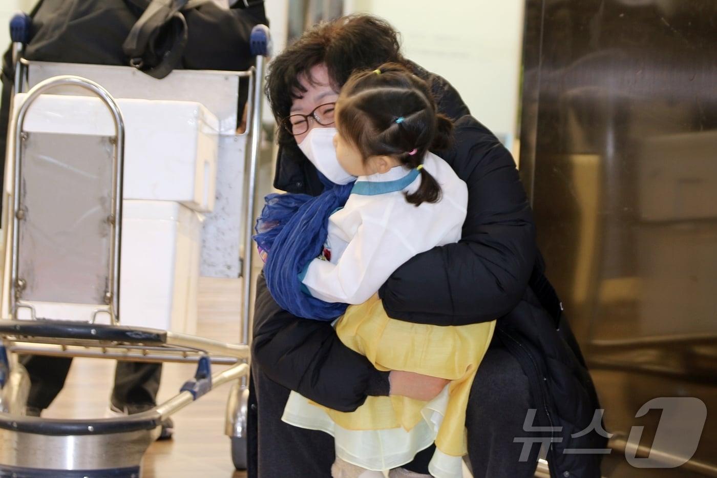본문 이미지 - 설 연휴가 시작된 14일 오전 제주국제공항 1층 도착 대합실에서 손녀와 할머니가 꼭 끌어안고 인사를 나누고 있다. 제주도관광협회에 따르면 이번 연휴 동안 제주도에는 입도객 24만5000여 명이 올 것으로 예상된다.2026.2.14 ⓒ 뉴스1 홍수영 기자