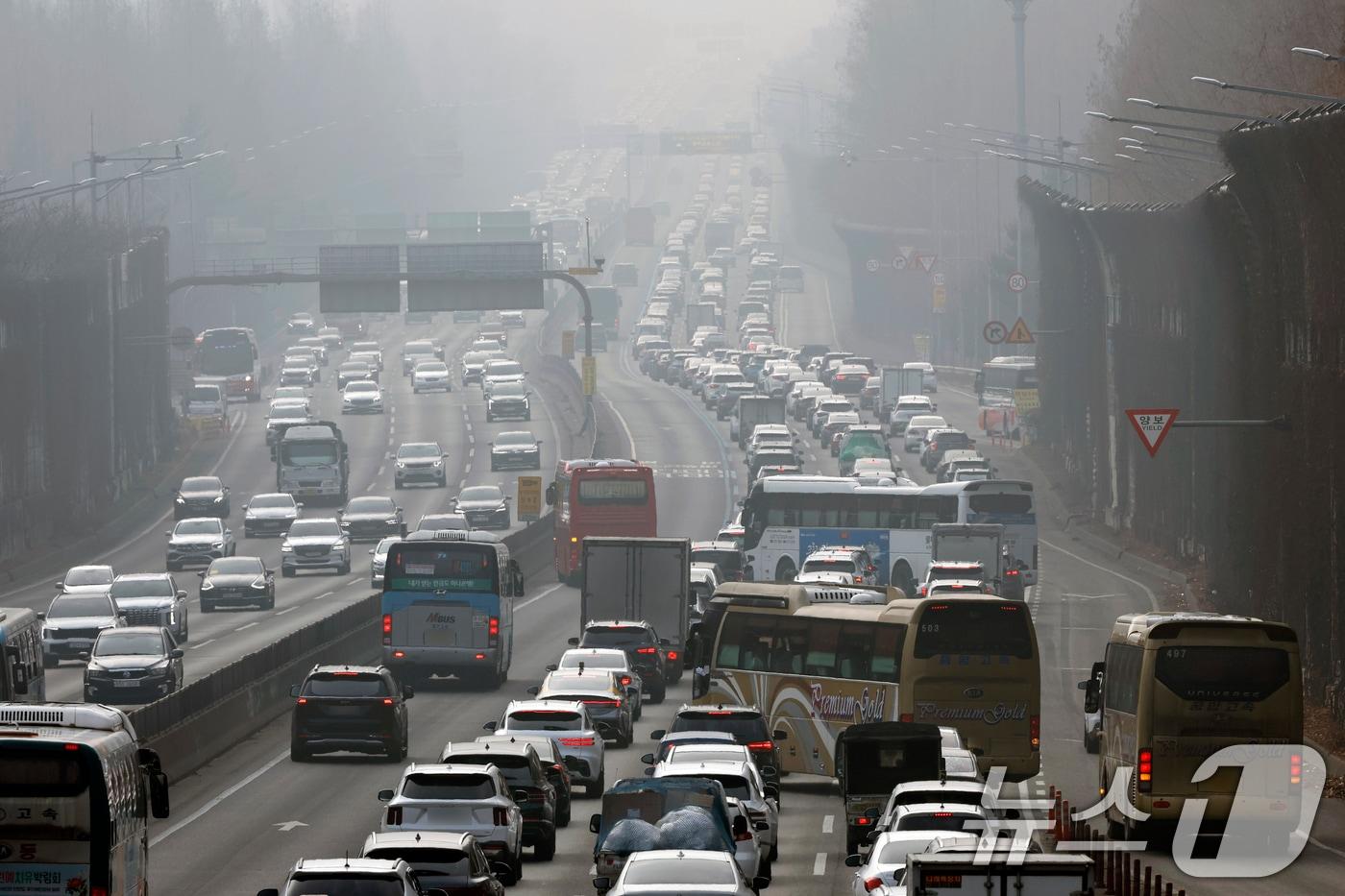 본문 이미지 - 설 연휴가 시작된 14일 서울 서초구 잠원IC 인근 경부고속도로 하행선이 정체를 빚고 있다. 한국도로공사에 따르면 이날 전국에서 485만 대가 고속도로를 이용할 것으로 보고 있으며, 수도권에서 지방으로 향하는 차량은 46만대, 지방에서 수도권으로 향하는 차량은 37만대로 예상했다. 2026.2.14 ⓒ 뉴스1 박정호 기자